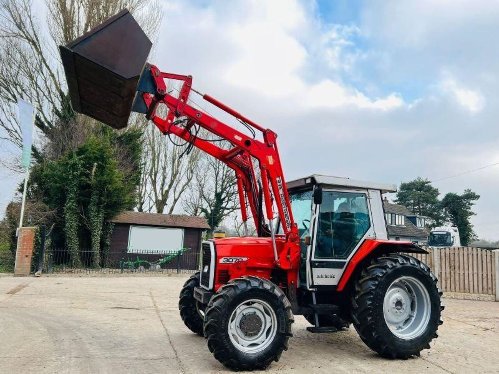 MASSEY FERGUSON 3070 4WD TRACTOR C/W MASSEY FERGUSON 915 FRONT LOADER & BUCKET. - Image 3 of 20