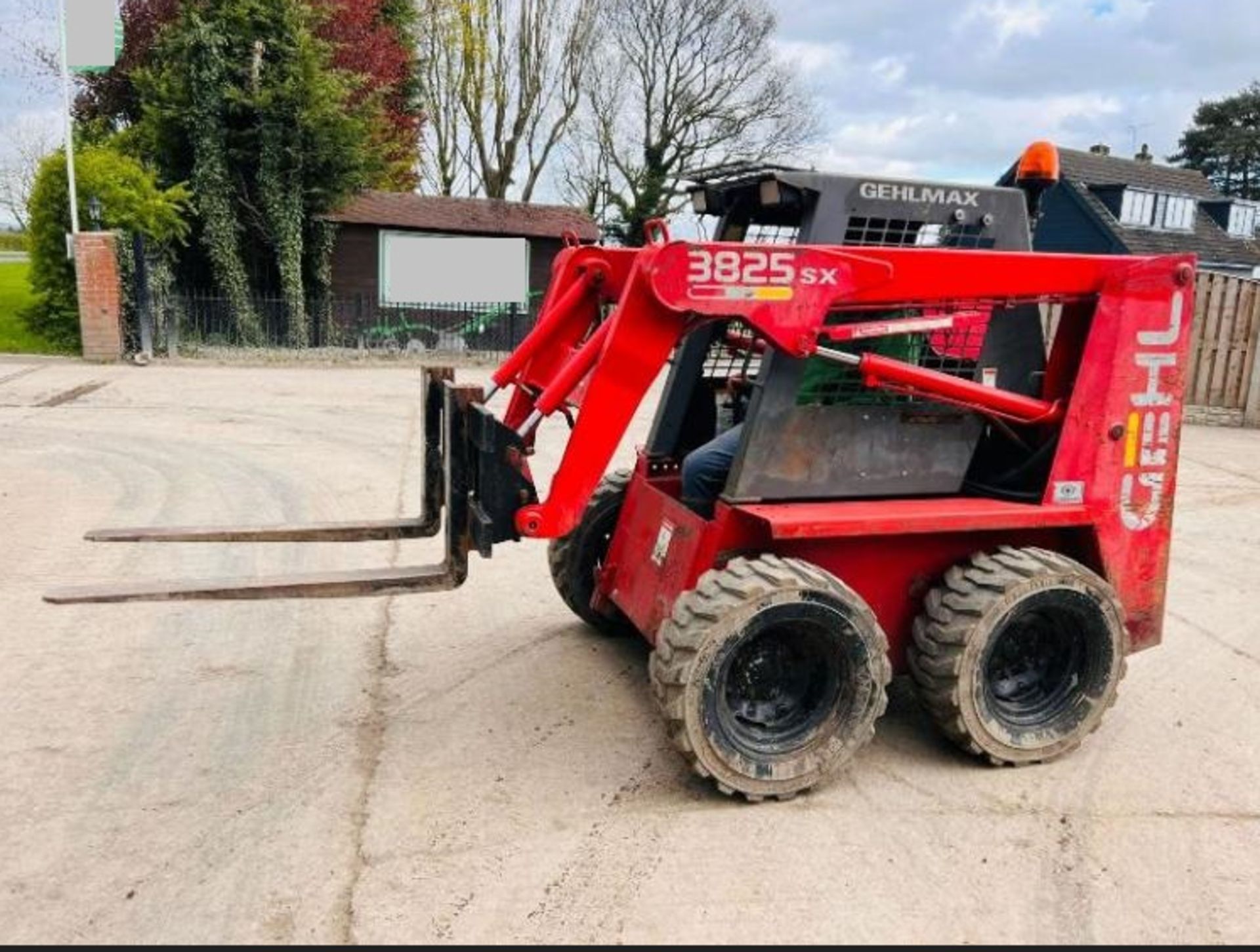 GEHL 3825SX 4WD SKIDSTEER C/W PALLET TINES & KUBOTA ENGINE - Image 12 of 15