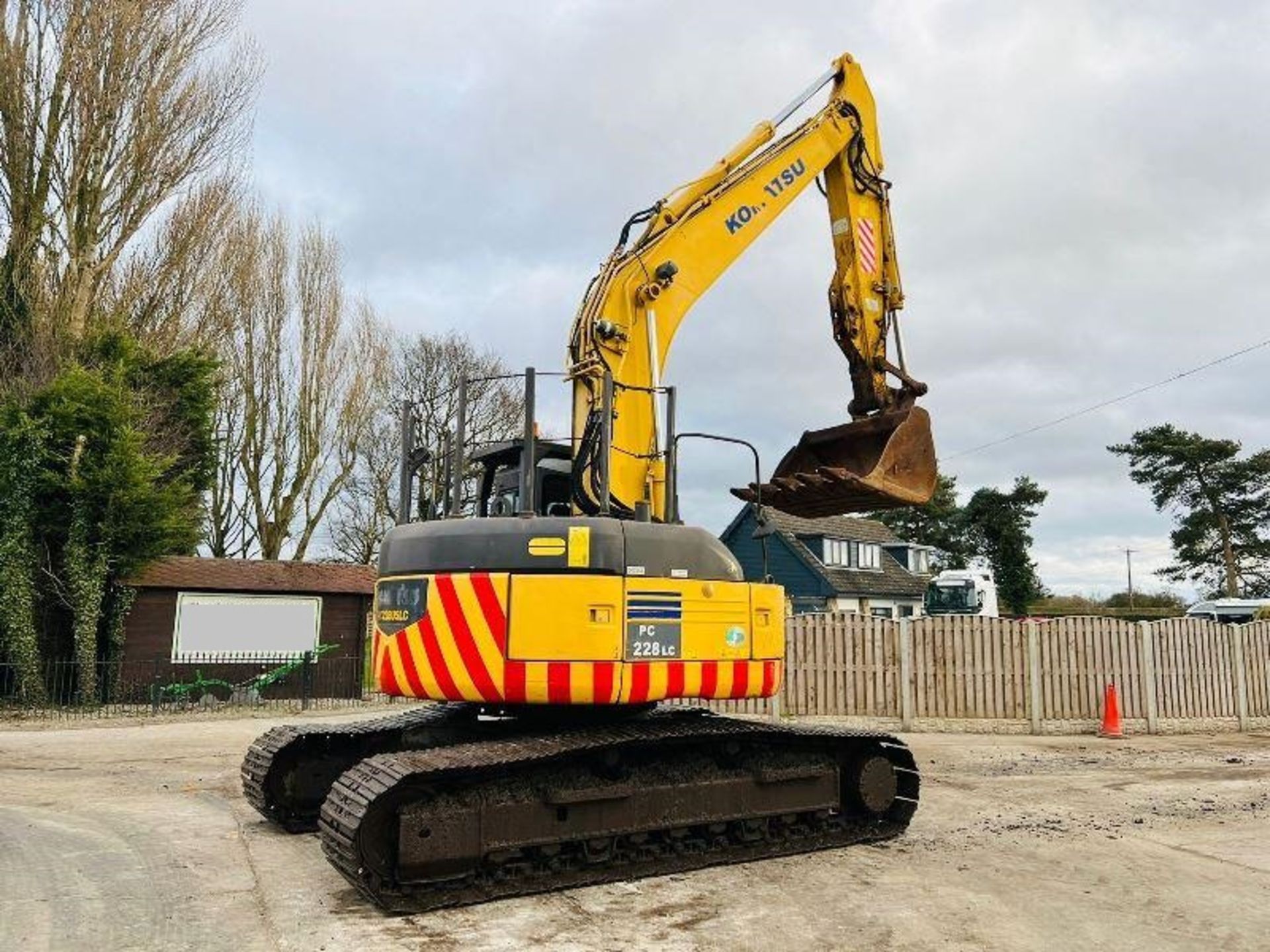 KOMATSU PC228USLC-3 EXCAVATOR * ZERO SWING * C/W DEMOLITION GARUDS - Image 10 of 11