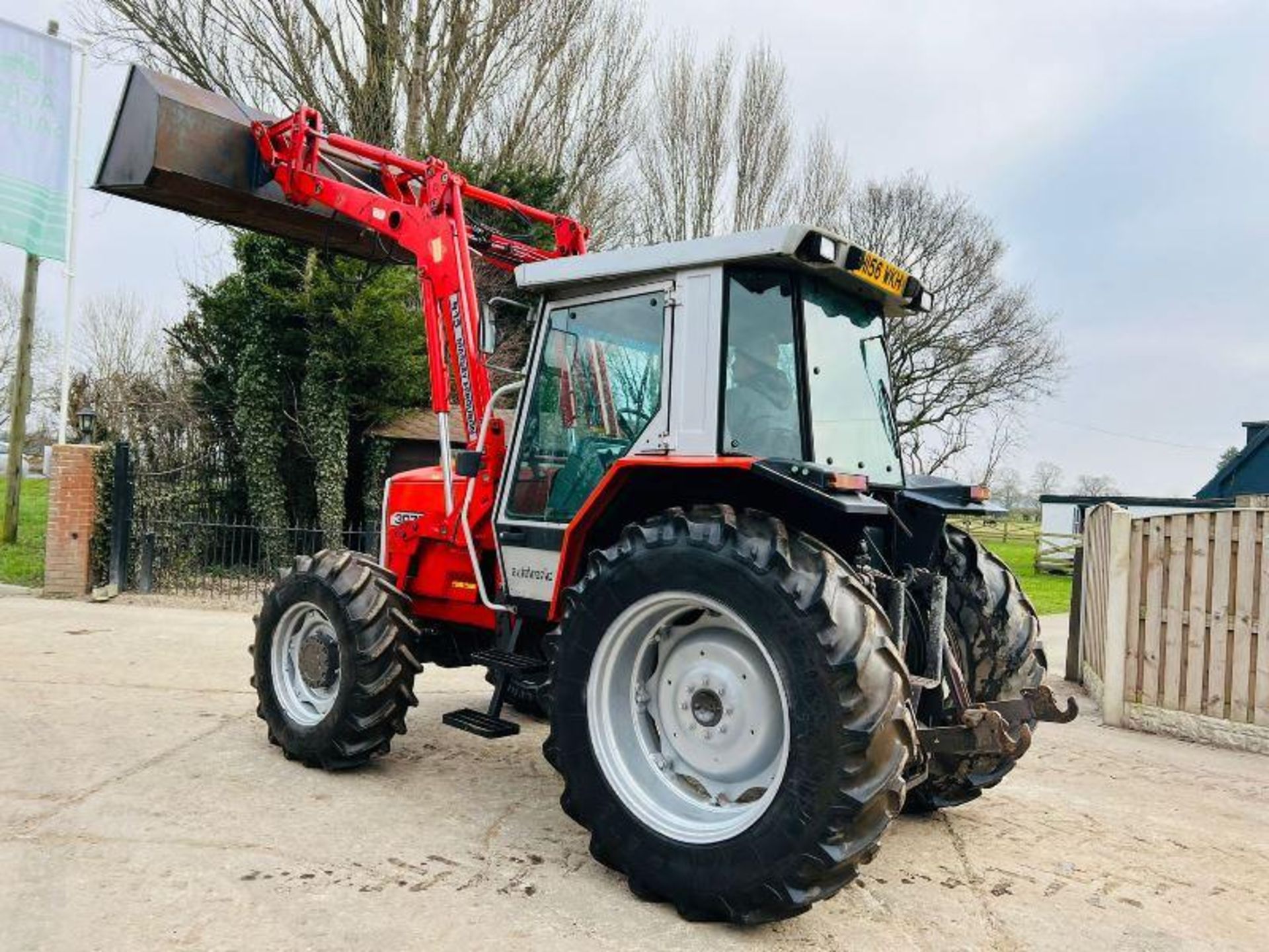 MASSEY FERGUSON 3070 4WD TRACTOR C/W MASSEY FERGUSON 915 FRONT LOADER & BUCKET. - Image 5 of 20