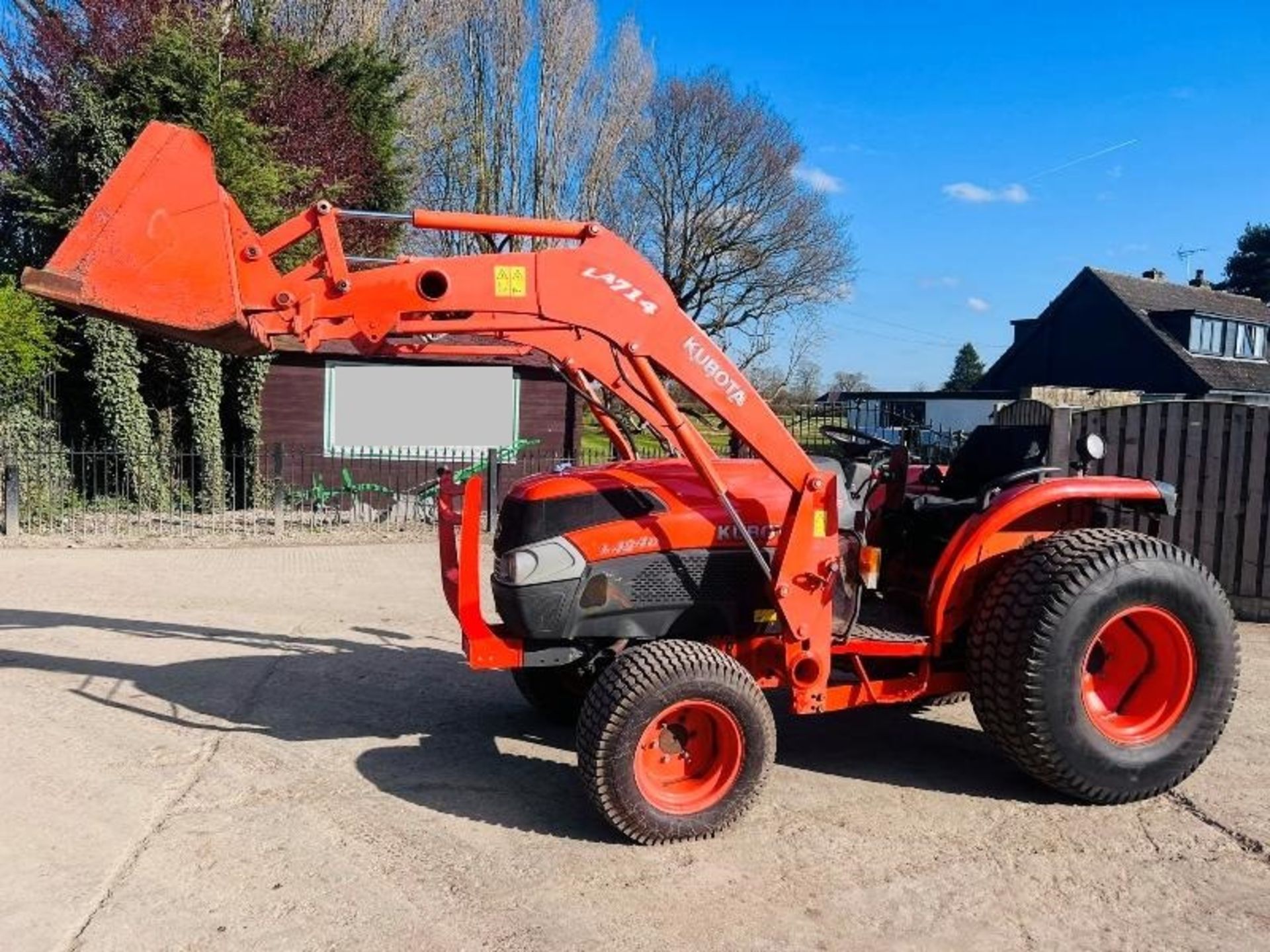 KUBOTA L4240 4WD TRACTOR *3899 HOURS* C/W FRONT LOADER AND BUCKET - Image 2 of 25