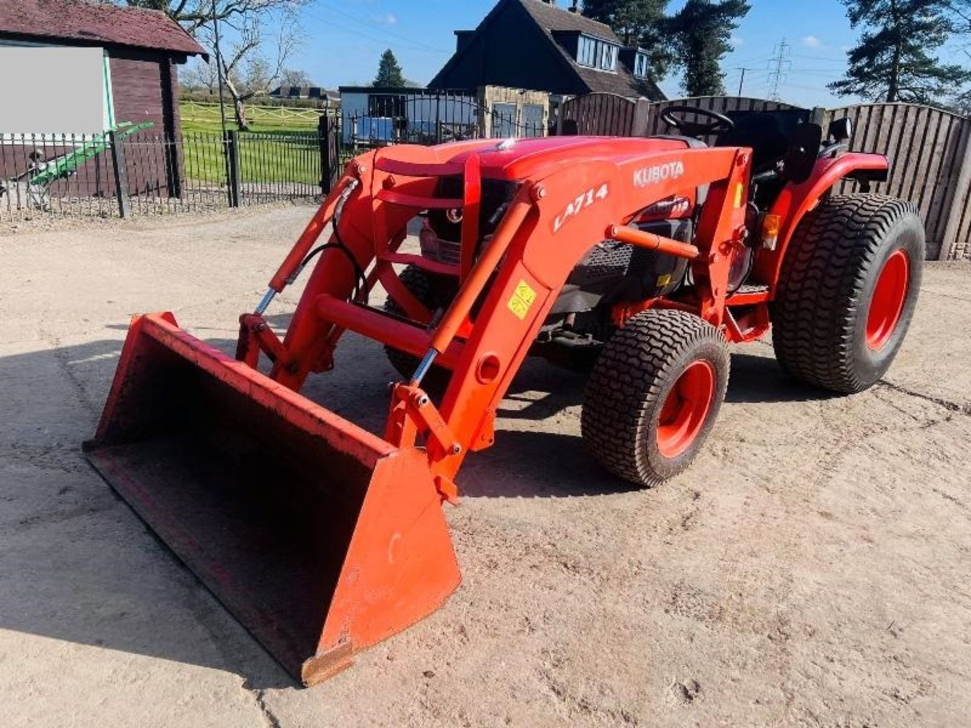 KUBOTA L4240 4WD TRACTOR *3899 HOURS* C/W FRONT LOADER AND BUCKET - Image 8 of 25