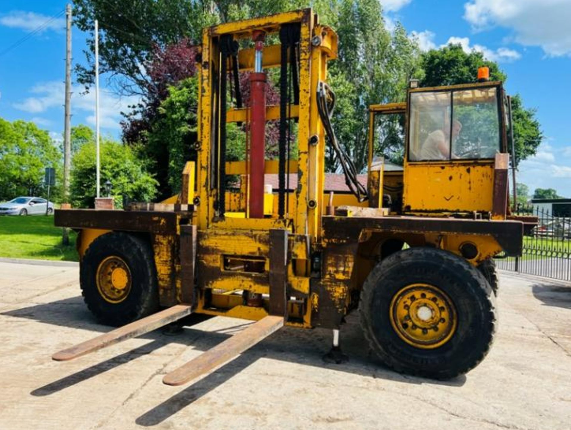 SSP SIDE LOAD DIESEL FORKLIFT C/W 2 X HYDRAULIC SUPPORT LEGS