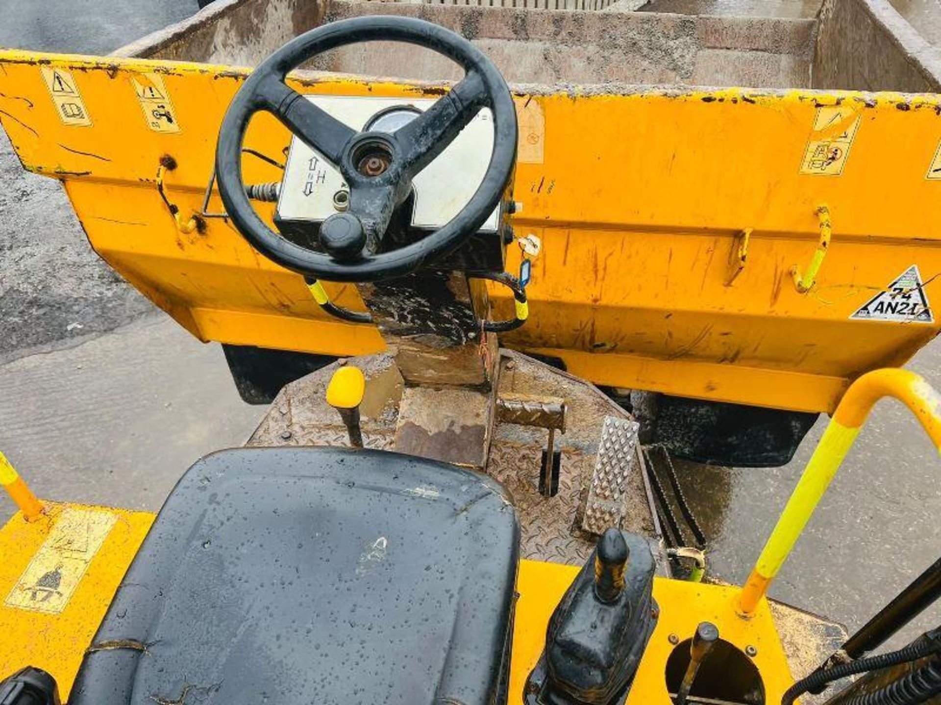 JCB 9TFT POWERSHUTTLE 4WD DUMPER * YEAR 2015 , 2567 HOURS * C/W ROLE BAR - Image 2 of 16