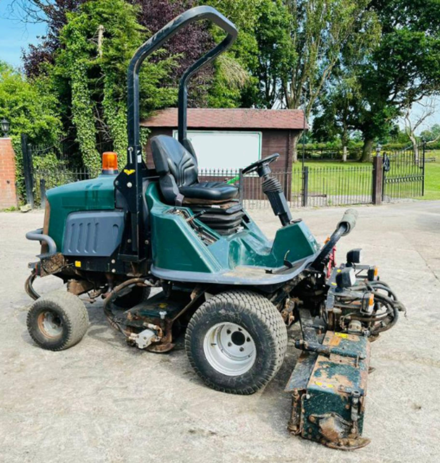 HAYTER LT324 4WD 3 GANG DIESEL MOWER C/W ROLE FRAME - Image 2 of 12