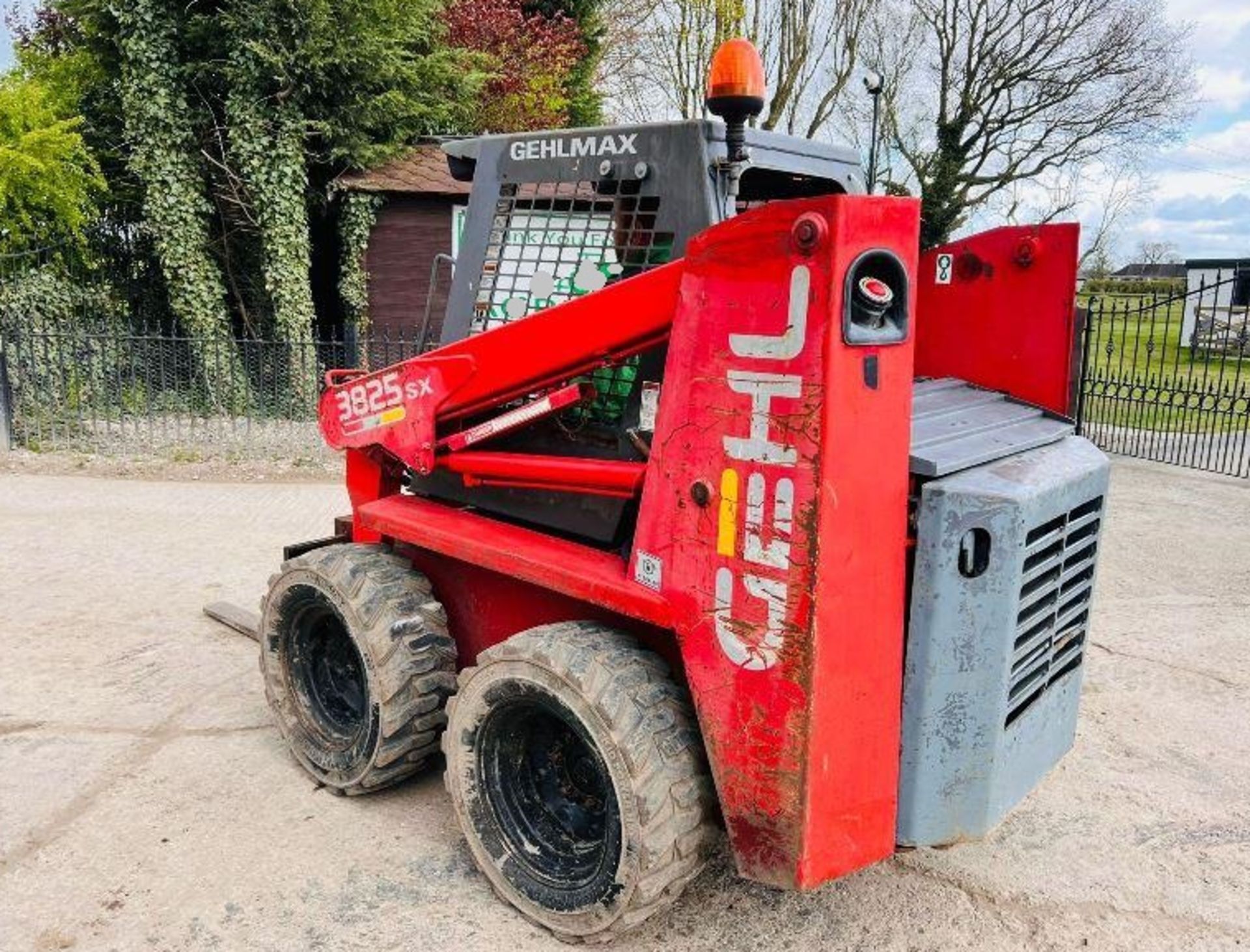 GEHL 3825SX 4WD SKIDSTEER C/W PALLET TINES & KUBOTA ENGINE - Image 11 of 15