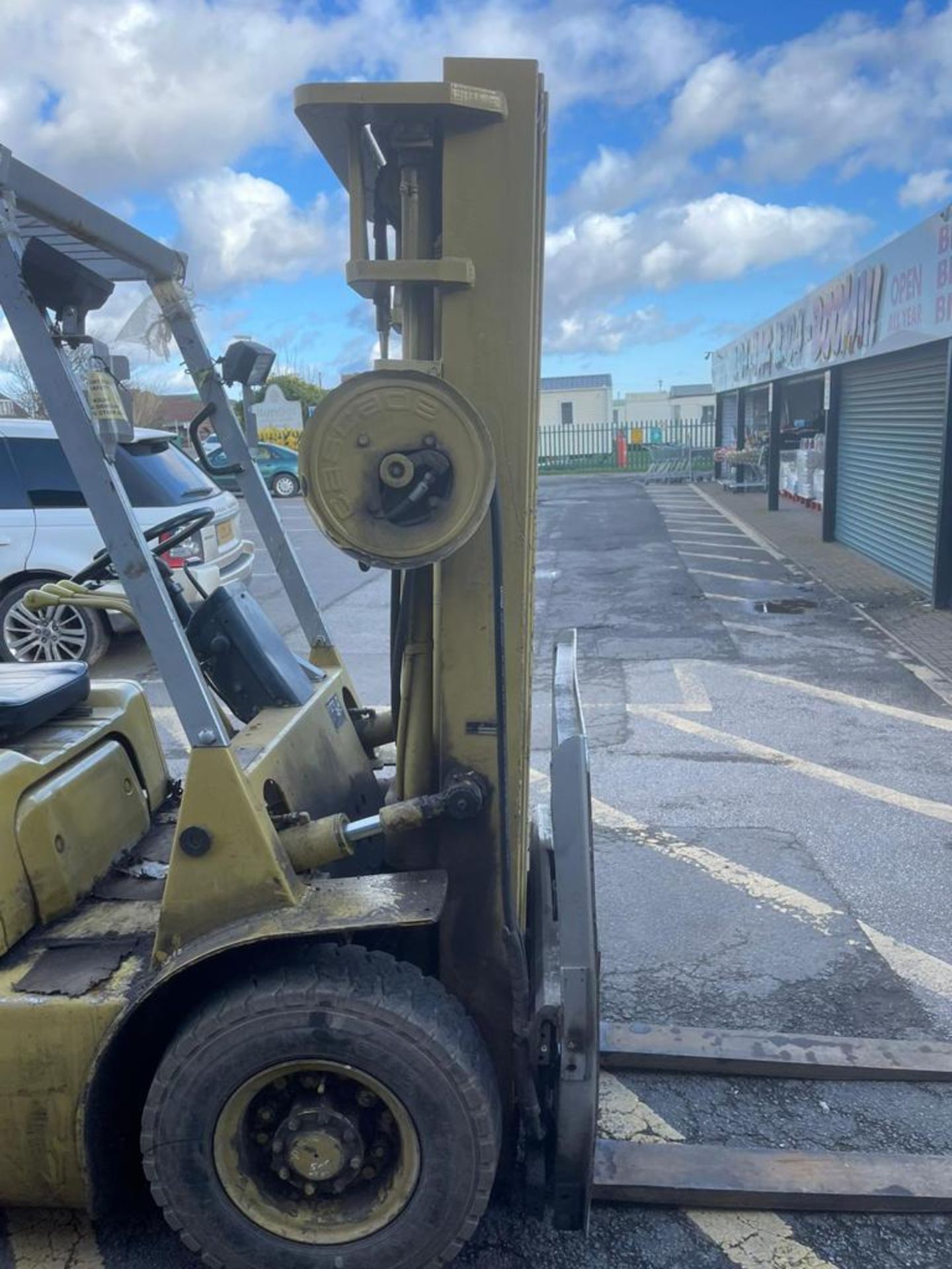 MITSUBISHI 2.5TON FORKLIFT - GAS LPG - 1988 - APPROX : 2000 HRS - FULLY WORKING ORDER - Image 3 of 7