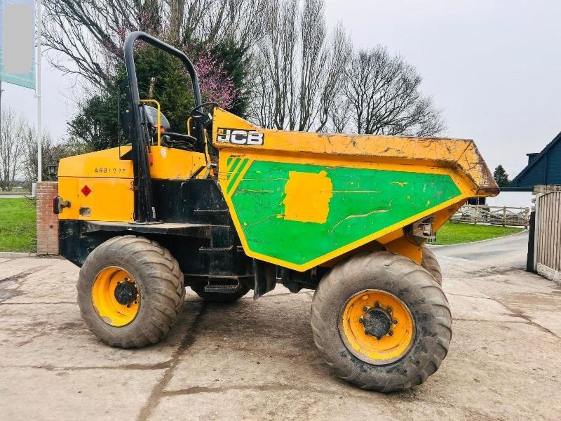 JCB 9TFT POWERSHUTTLE 4WD DUMPER * YEAR 2015 , 2909 HOURS * C/W ROLE BAR