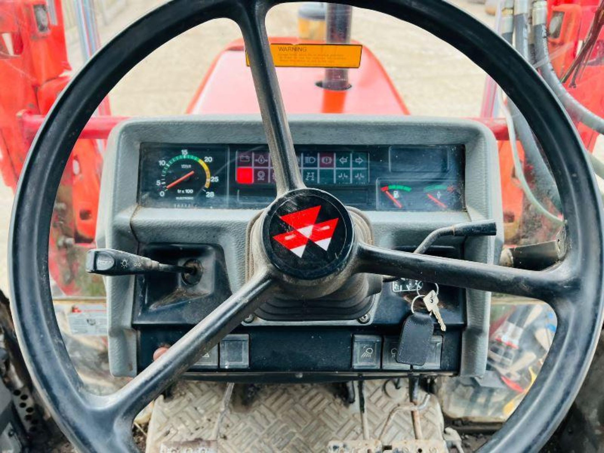 MASSEY FERGUSON 3070 4WD TRACTOR C/W MASSEY FERGUSON 915 FRONT LOADER & BUCKET. - Image 16 of 20