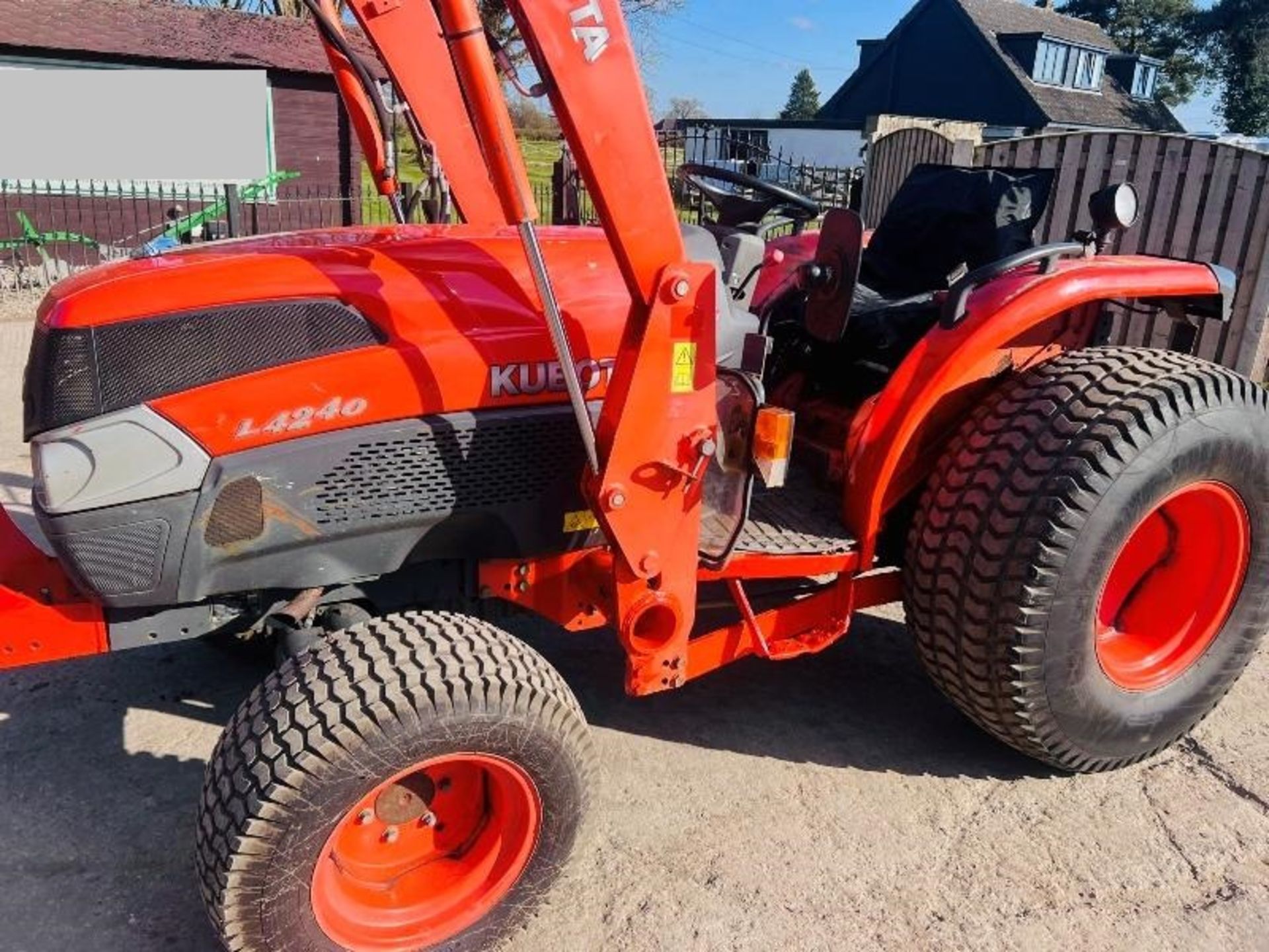 KUBOTA L4240 4WD TRACTOR *3899 HOURS* C/W FRONT LOADER AND BUCKET - Image 5 of 25