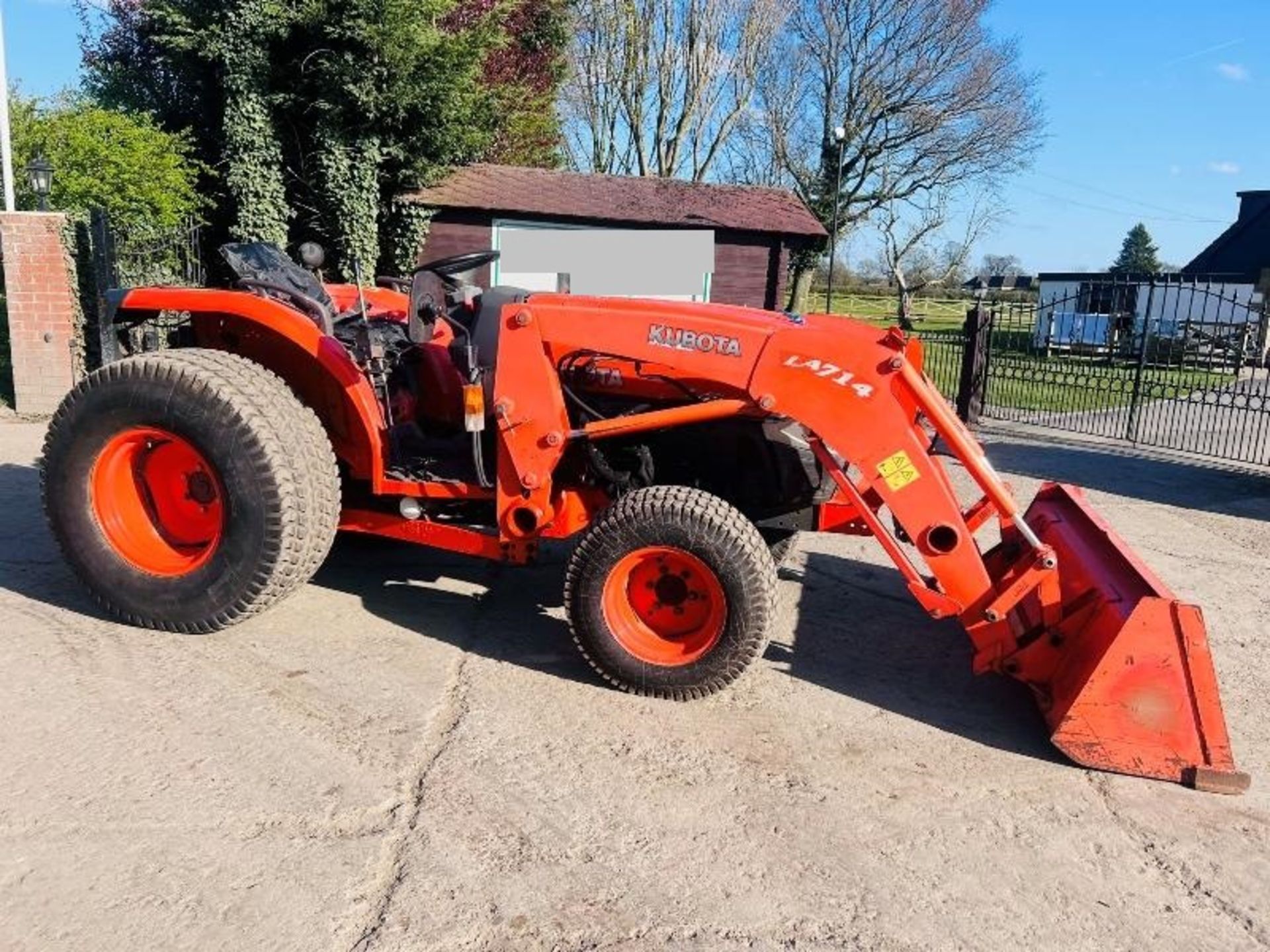 KUBOTA L4240 4WD TRACTOR *3899 HOURS* C/W FRONT LOADER AND BUCKET - Image 23 of 25