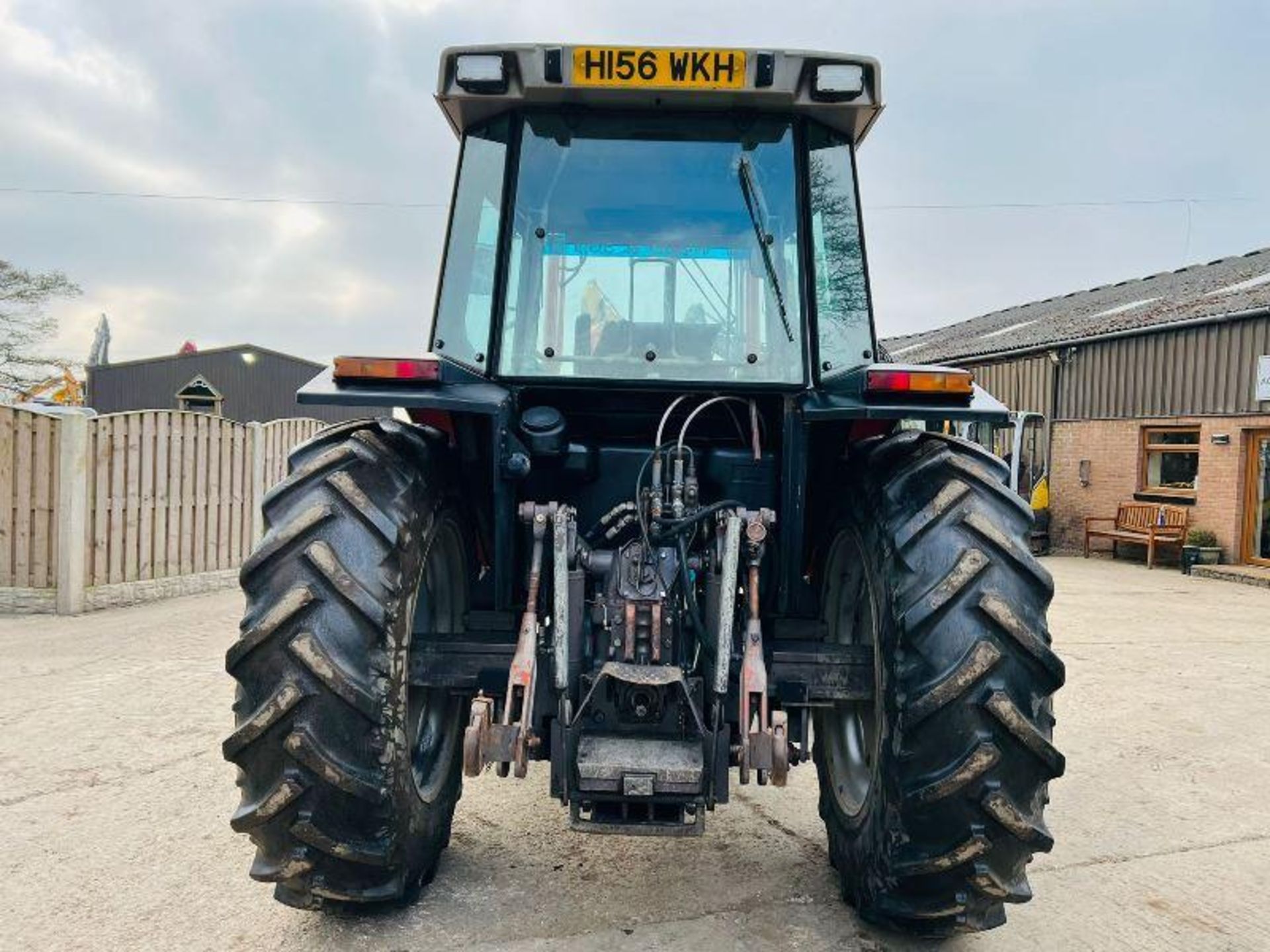 MASSEY FERGUSON 3070 4WD TRACTOR C/W MASSEY FERGUSON 915 FRONT LOADER & BUCKET. - Image 18 of 20