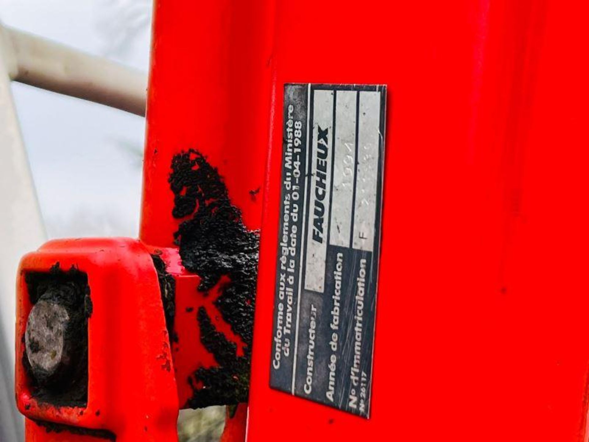 MASSEY FERGUSON 3070 4WD TRACTOR C/W MASSEY FERGUSON 915 FRONT LOADER & BUCKET. - Image 19 of 20