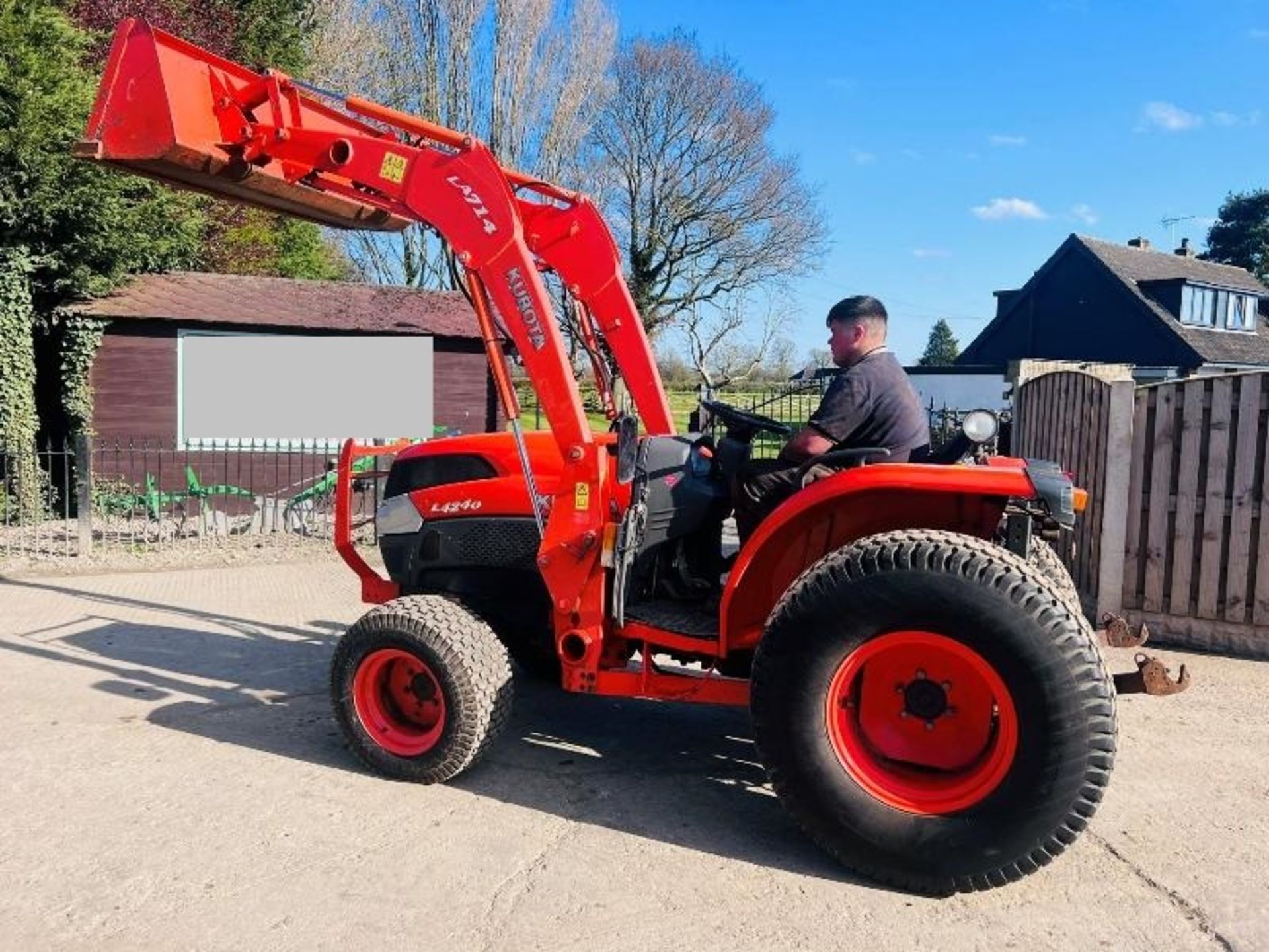 KUBOTA L4240 4WD TRACTOR *3899 HOURS* C/W FRONT LOADER AND BUCKET - Image 24 of 25