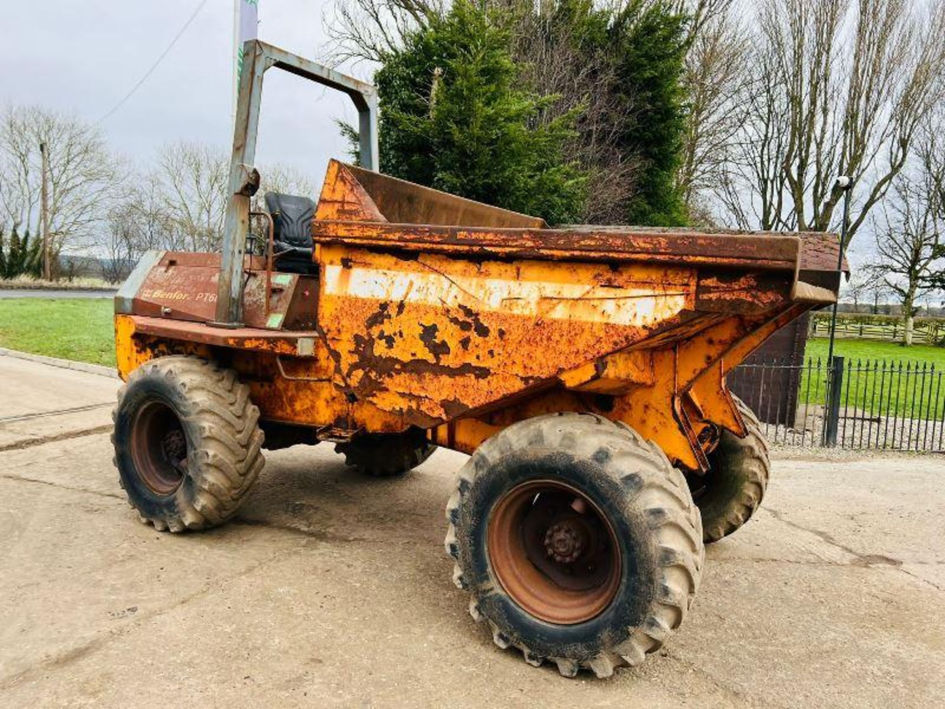 BENFORD 6000 4WD DUMPER C/W ROLE BAR & PERKINS ENGINE - Image 3 of 5