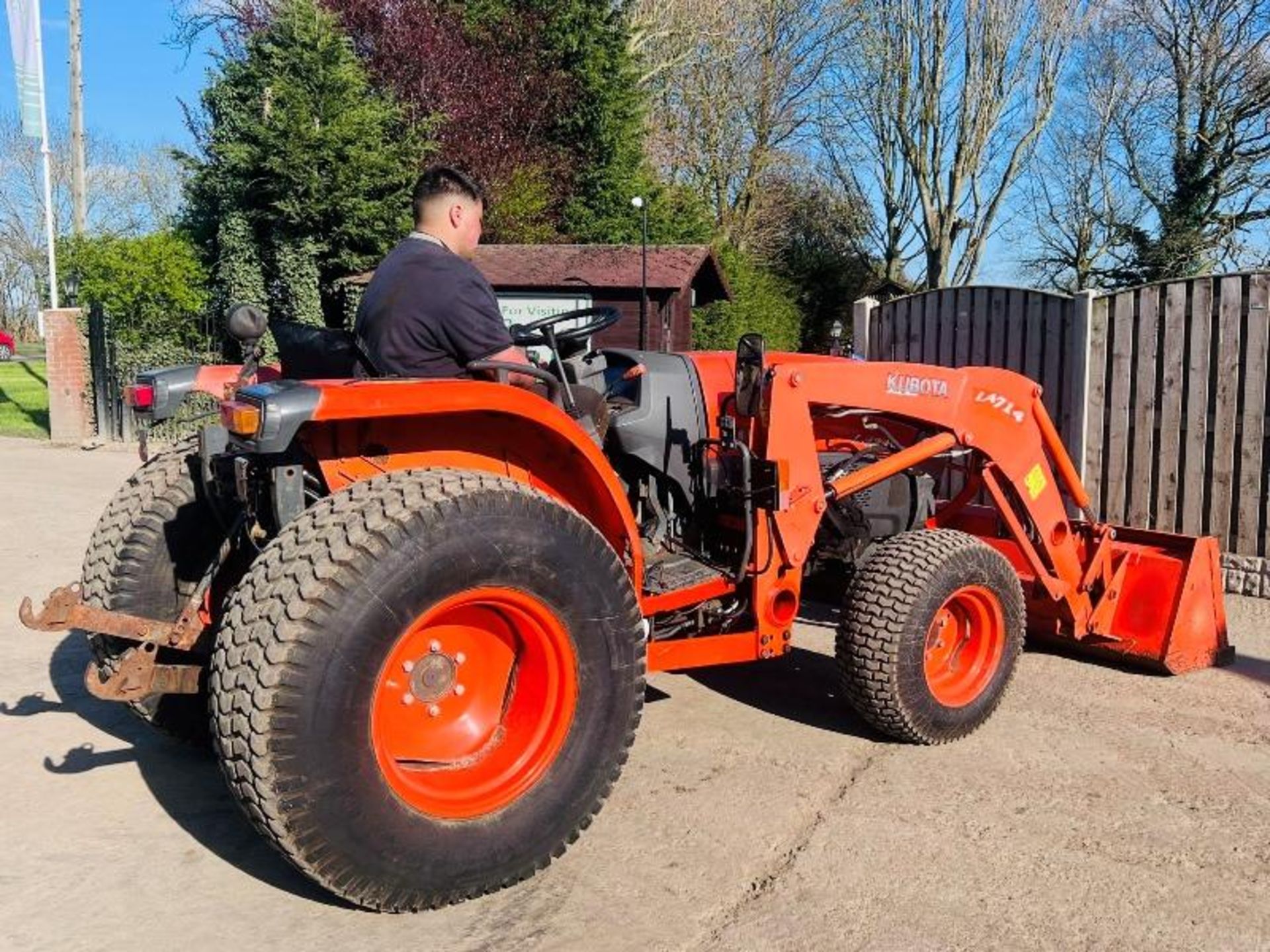 KUBOTA L4240 4WD TRACTOR *3899 HOURS* C/W FRONT LOADER AND BUCKET - Image 10 of 25