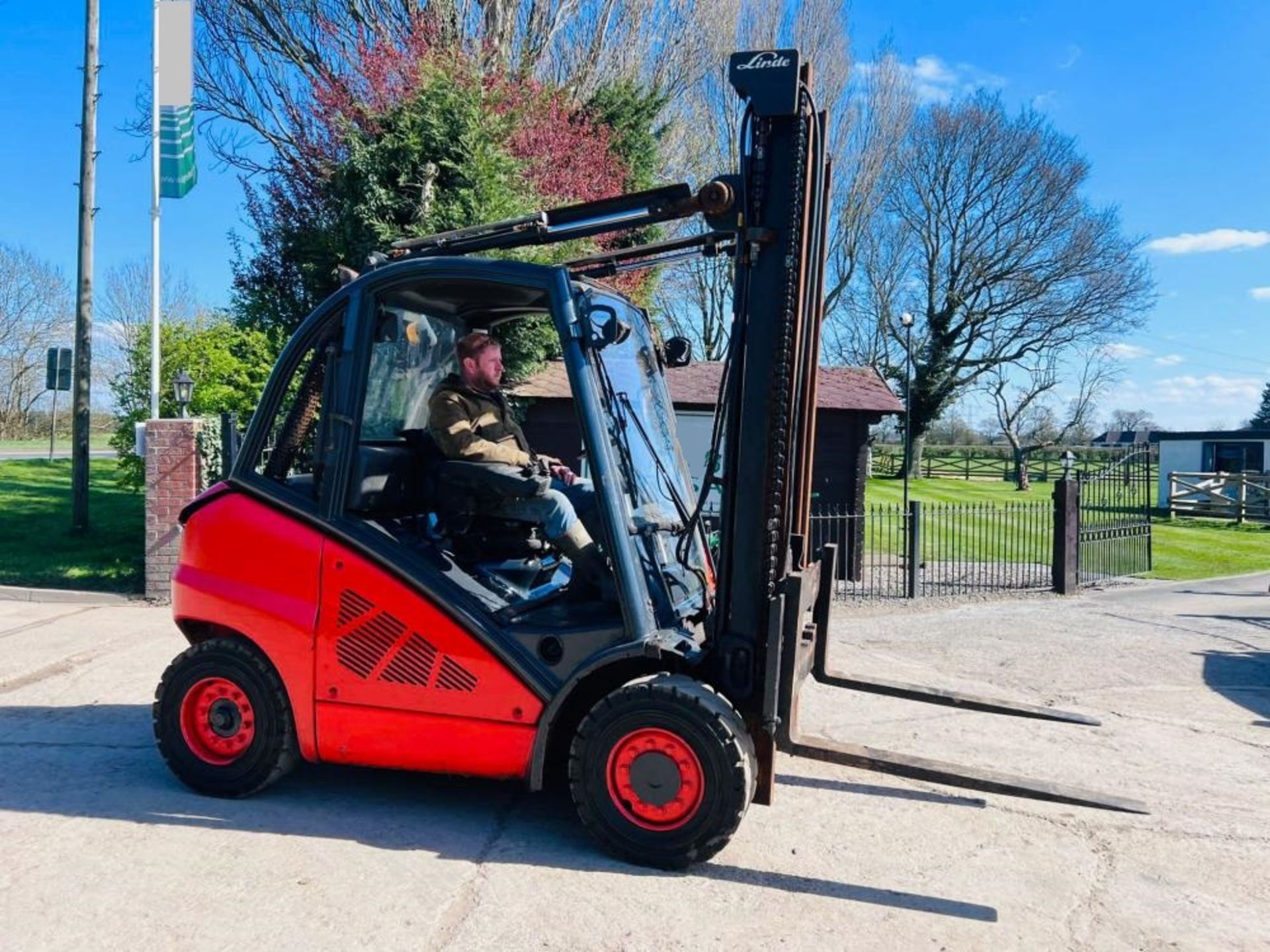 LINDE H40D-02 DIESEL FORKLIFT * YEAR 2016 * C/W PALLET TINES - Image 4 of 17