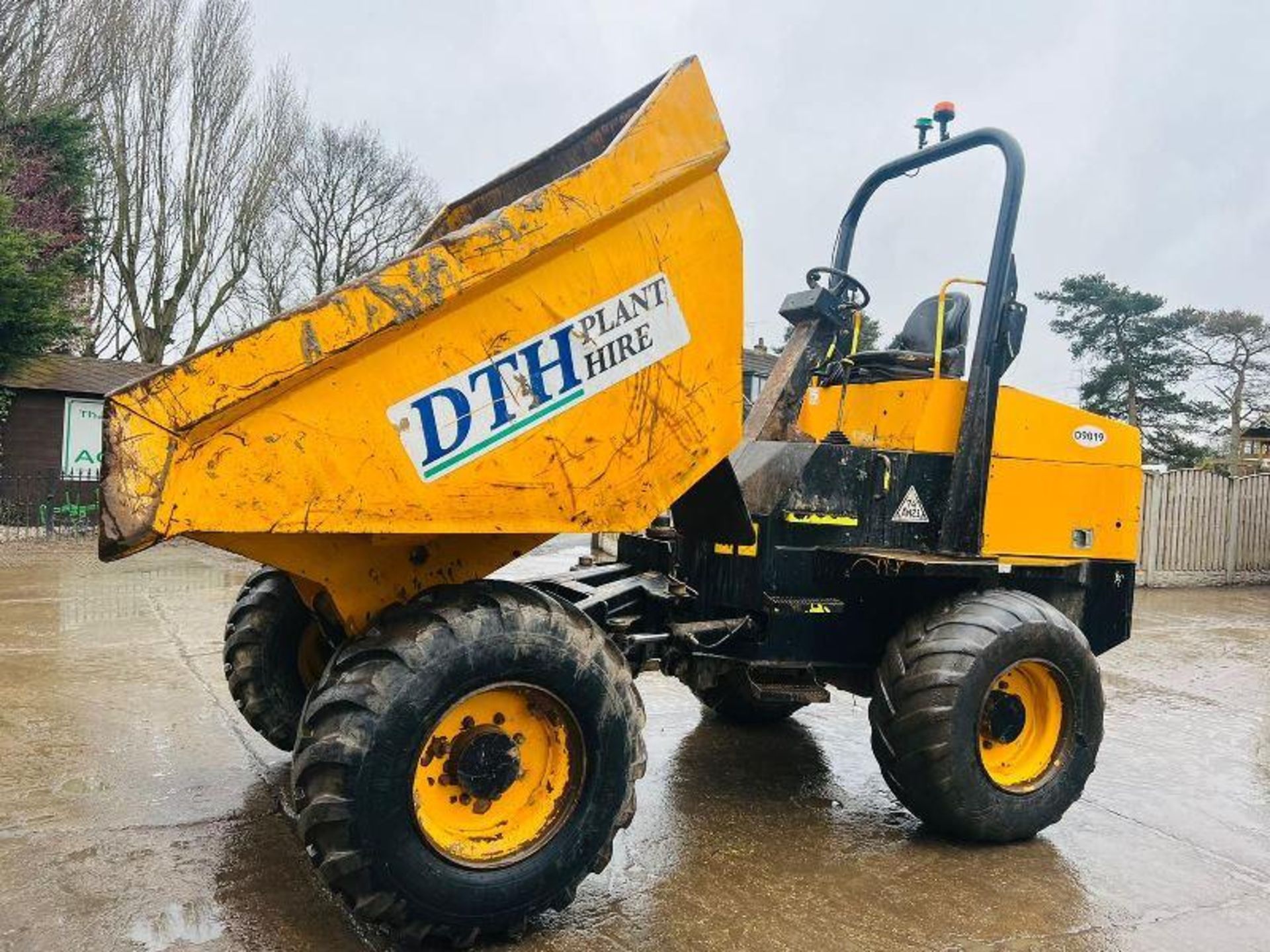 JCB 9TFT POWERSHUTTLE 4WD DUMPER * YEAR 2015 , 2567 HOURS * C/W ROLE BAR - Image 10 of 16