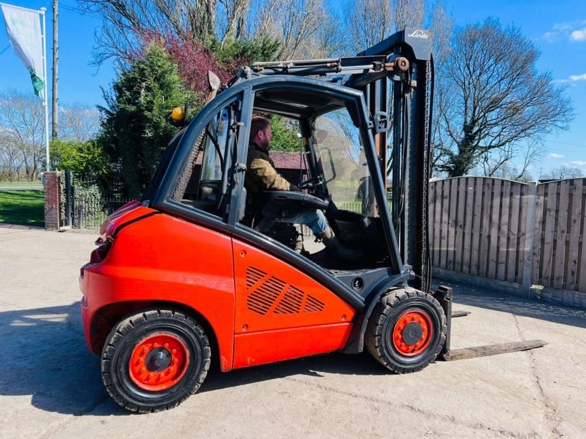 LINDE H40D-02 DIESEL FORKLIFT * YEAR 2016 * C/W PALLET TINES - Image 13 of 17