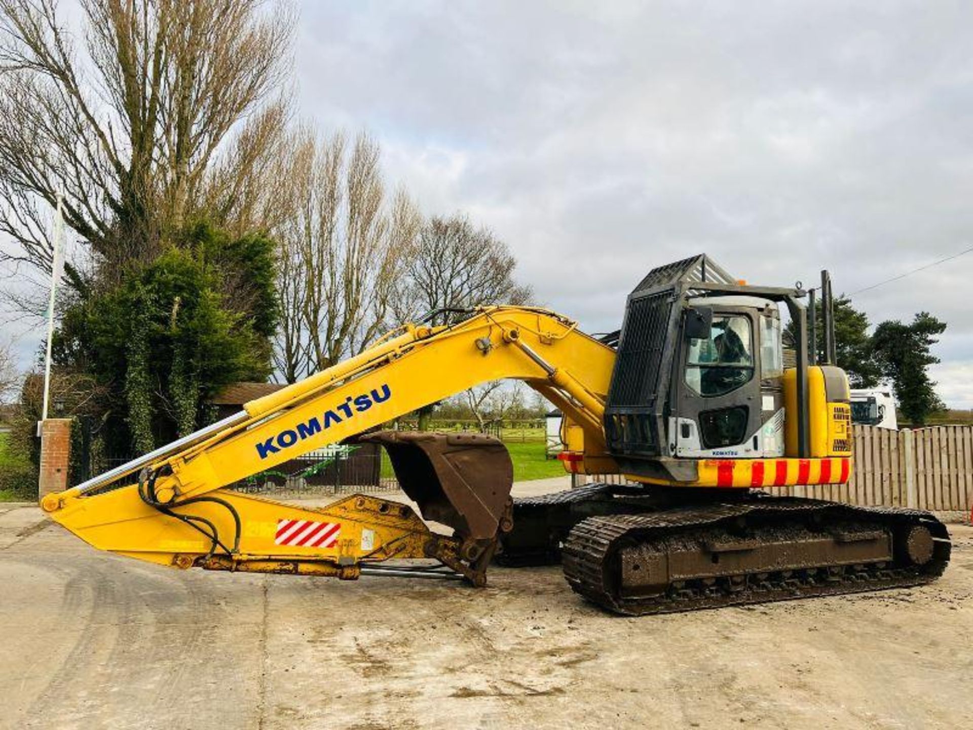 KOMATSU PC228USLC-3 EXCAVATOR * ZERO SWING * C/W DEMOLITION GARUDS