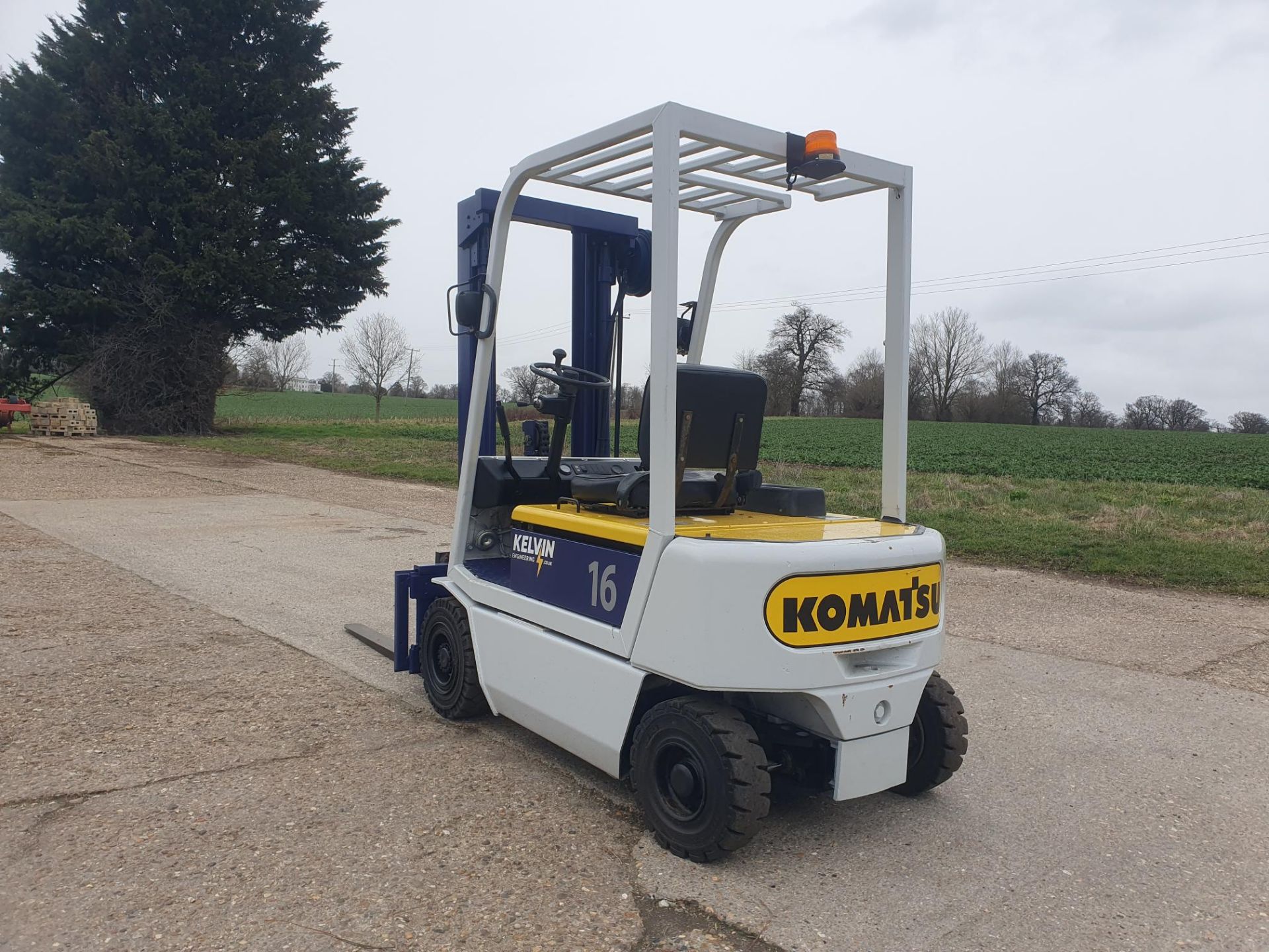 KOMATSU ELECTRIC FORKLIFT. FREE LIFT MAST. REFURBISHED. - Image 5 of 9