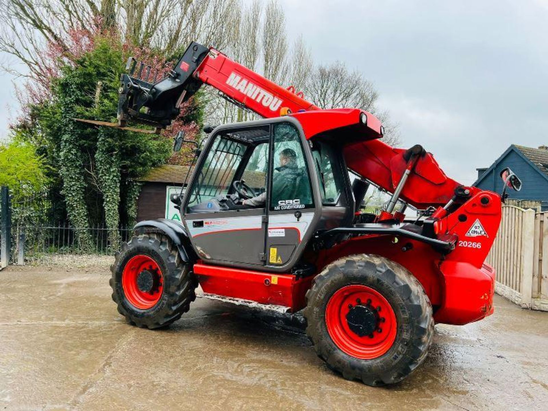 MANITOU MLT845-120 4WD TELEHANDLER *YEAR 2015* C/W PALLET TINES - Image 11 of 19