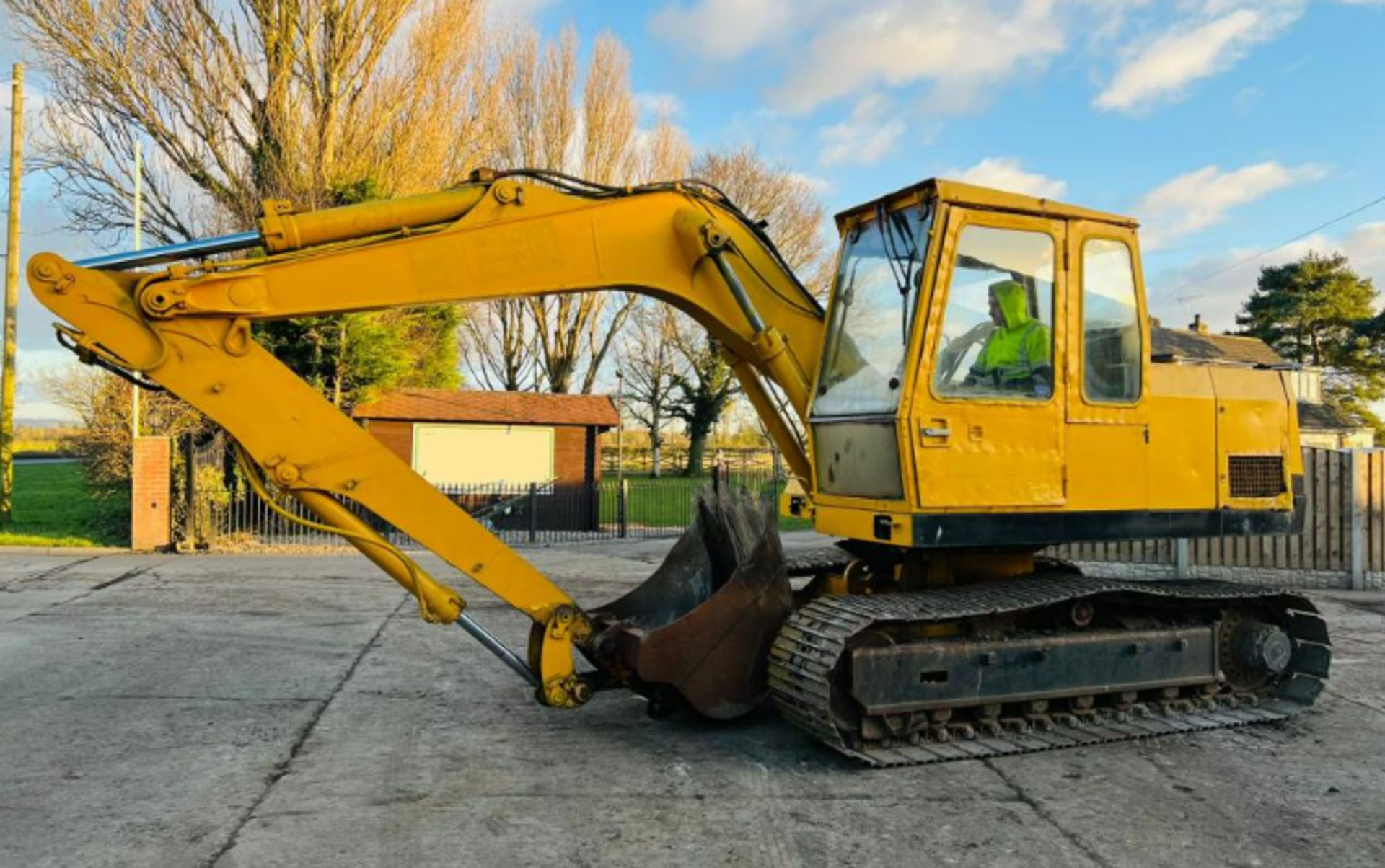 LIEBHERR 900 TRACKED EXCAVATOR C/W BUCKET - Image 8 of 10