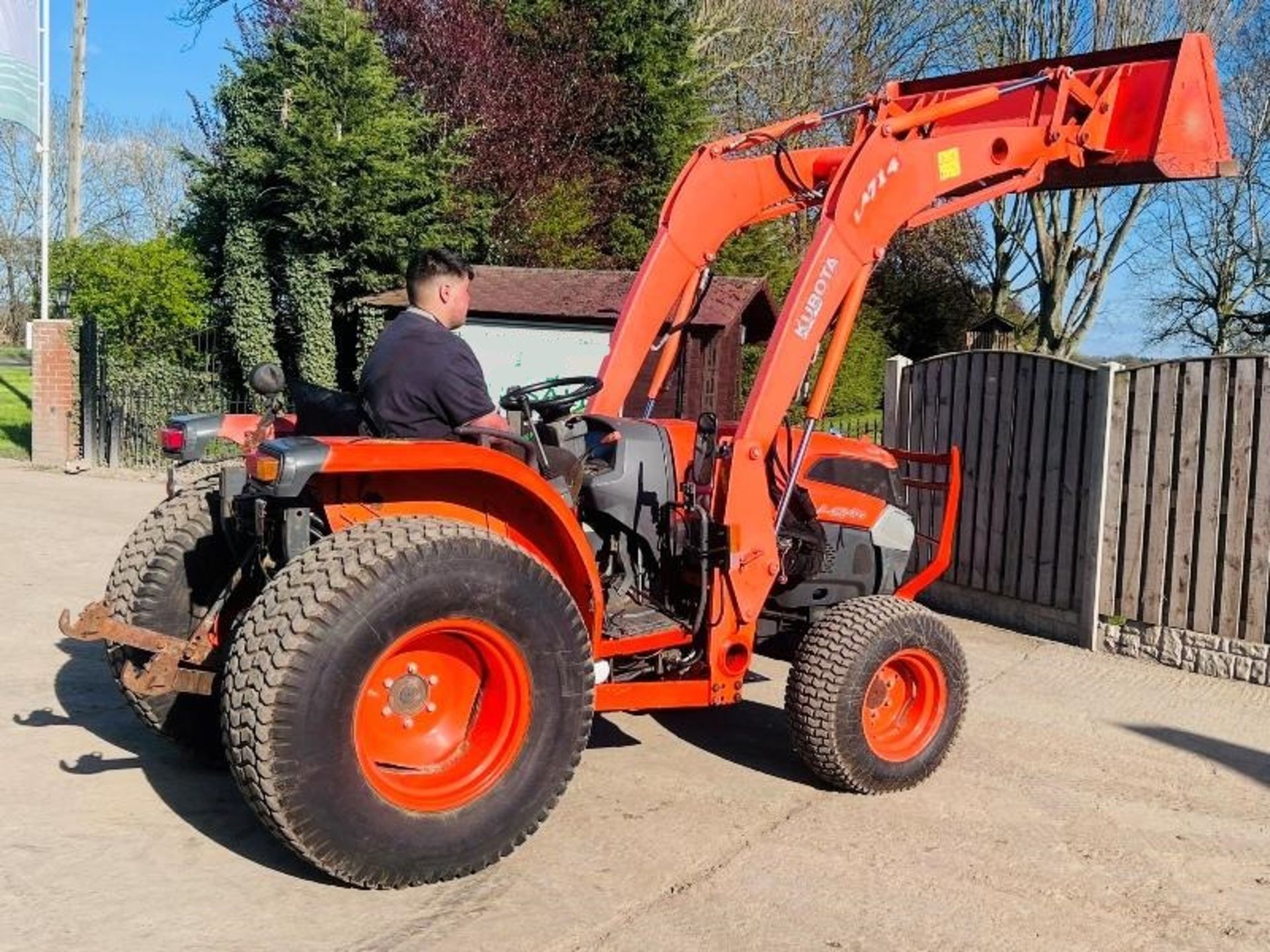 KUBOTA L4240 4WD TRACTOR *3899 HOURS* C/W FRONT LOADER AND BUCKET - Image 21 of 25