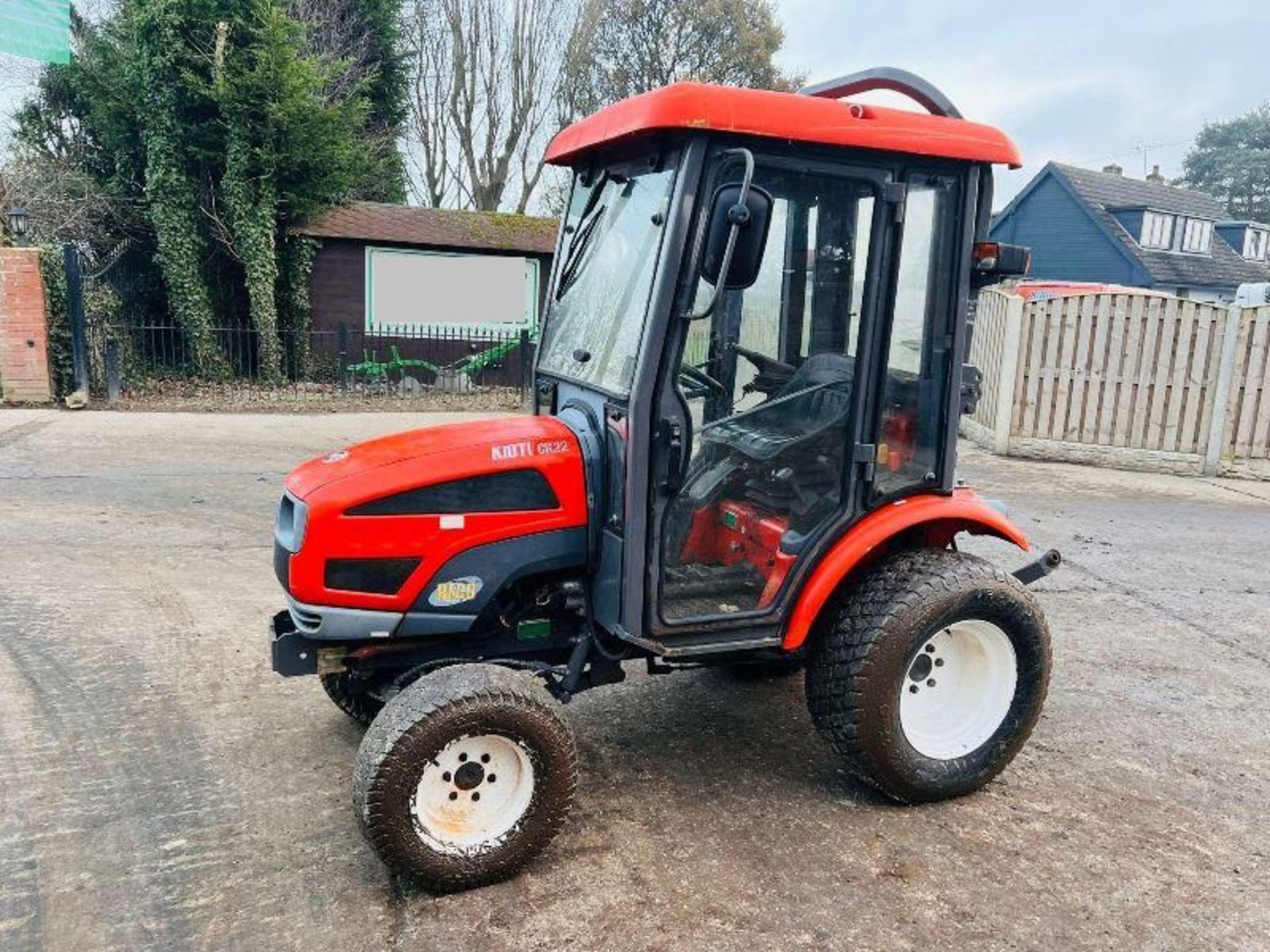 KIOTI CK22 COMPACT TRACTOR *YEAR 2008* C/W TURF TYRES & FULLY GLAZED CABIN - Image 3 of 10