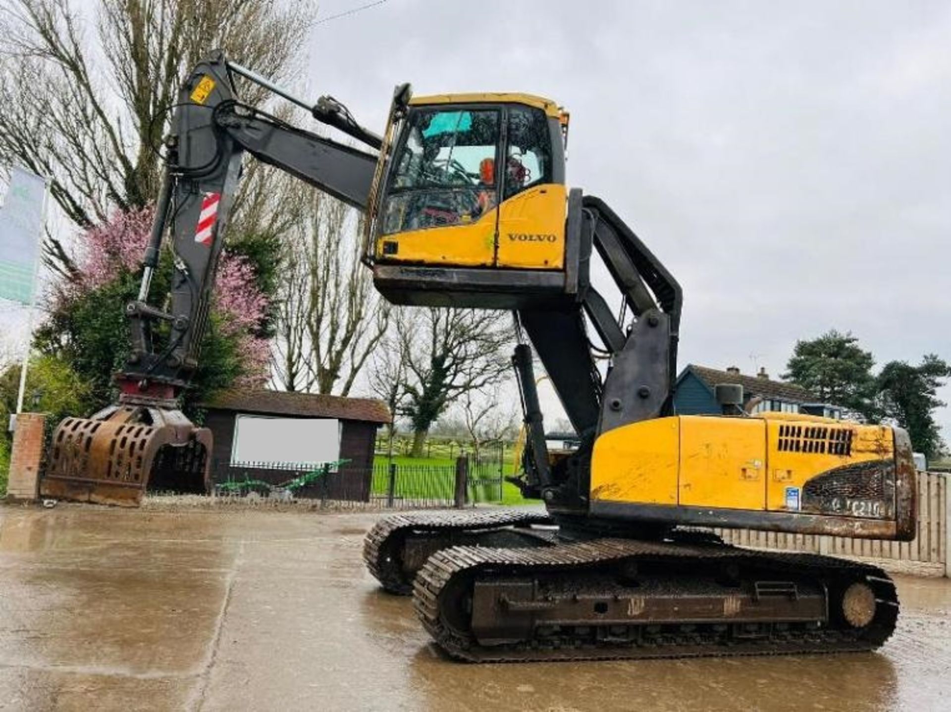 VOLVO EC210L HIGH RISE CABIN EXCAVATOR *YEAR 2008* C/W SELECTOR GRAB