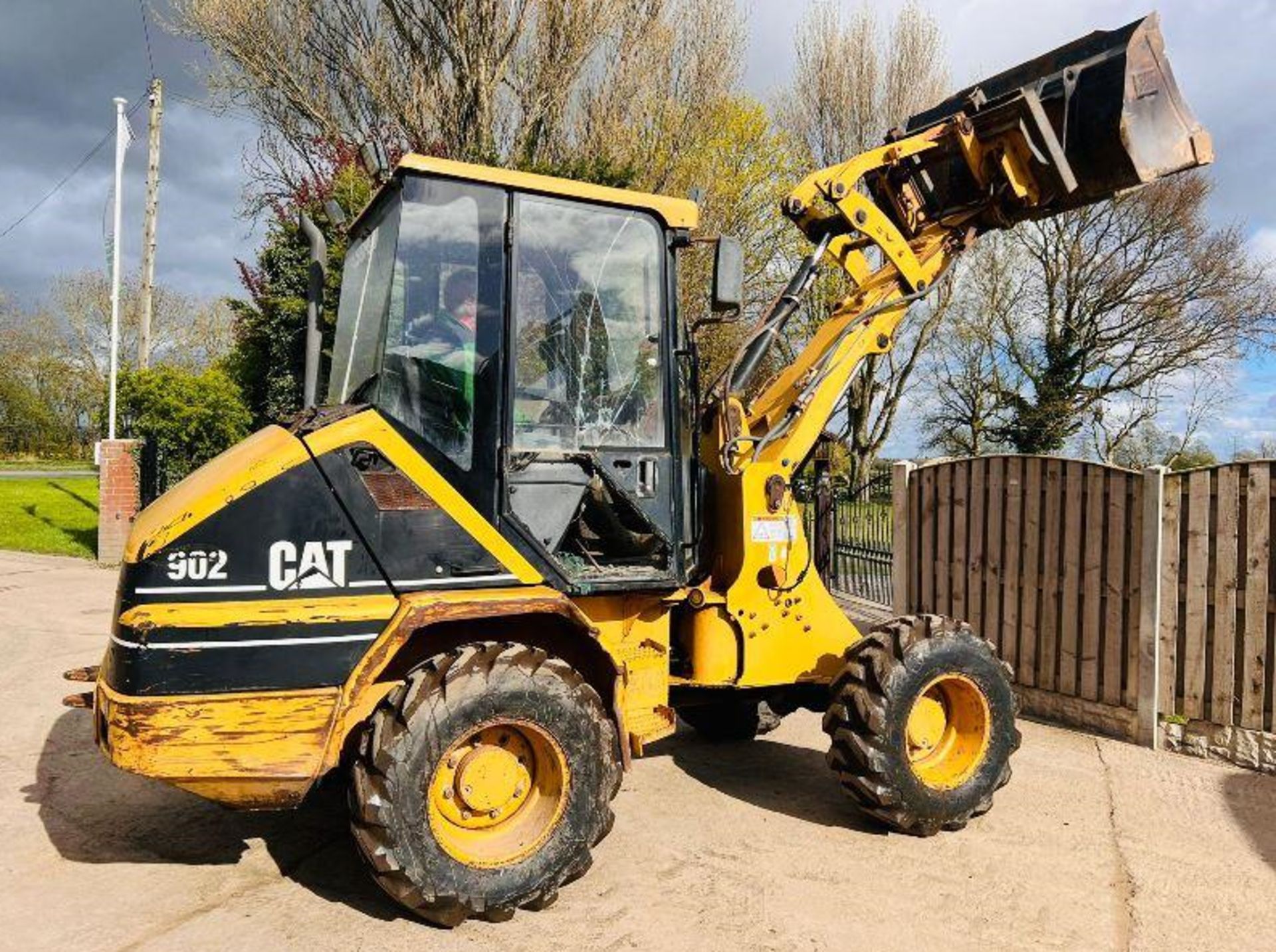 CATERPILLAR 902 4WD LOADING SHOVEL C/W BUCKET AND TINES - Image 11 of 16