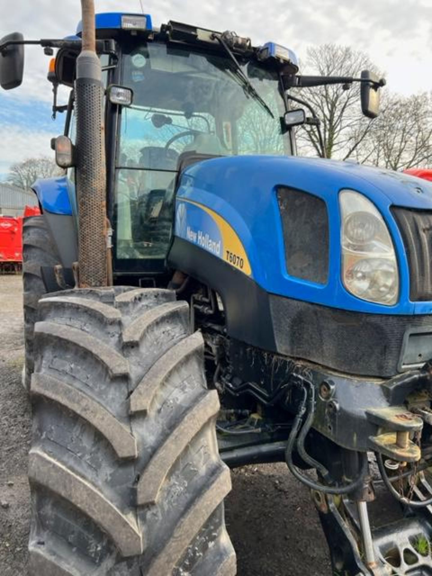 2010 NEW HOLLAND T6070 TRACTOR - 9700 HOURS - 50K GEARBOX - AIR BRAKES