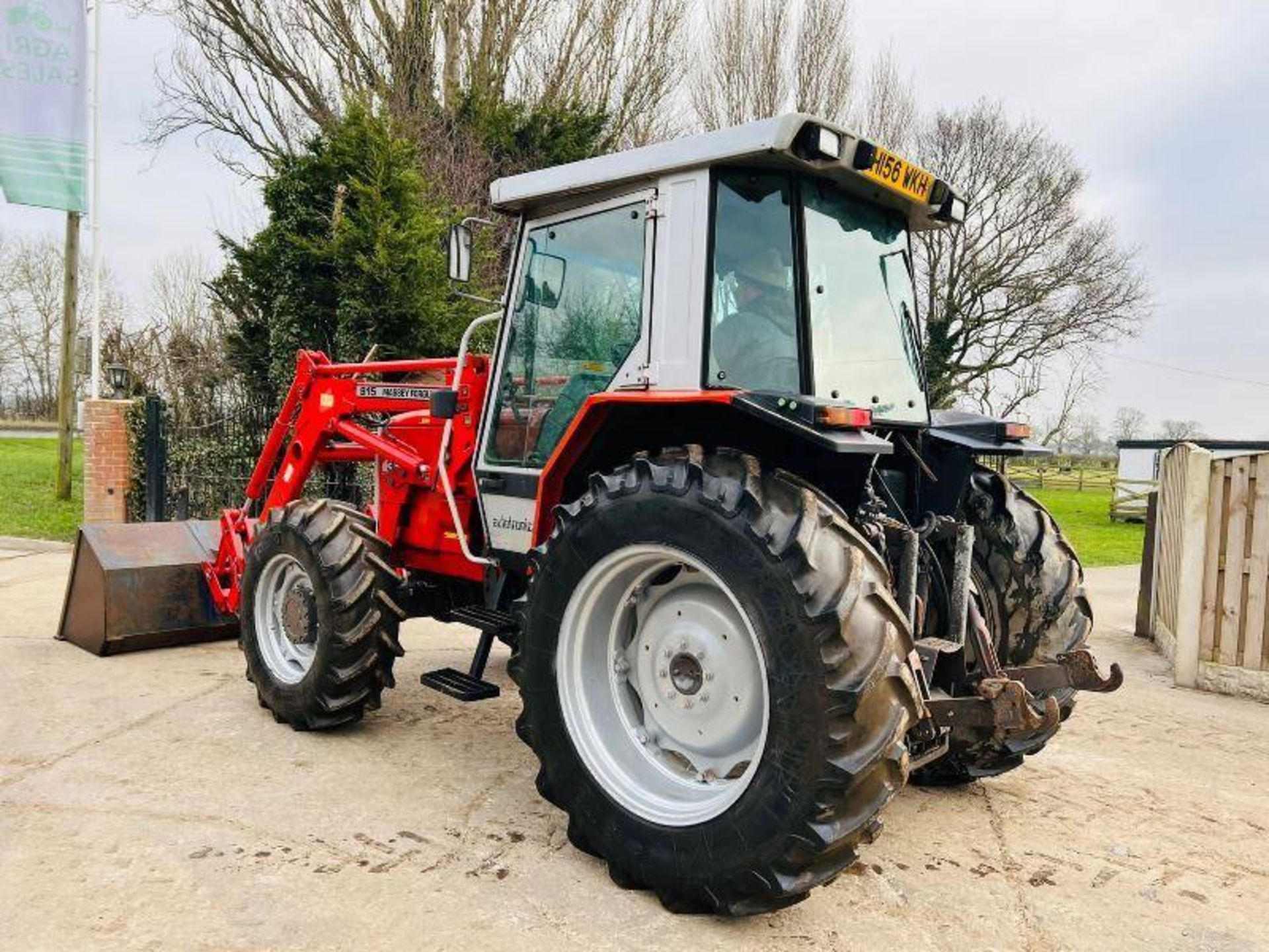 MASSEY FERGUSON 3070 4WD TRACTOR C/W MASSEY FERGUSON 915 FRONT LOADER & BUCKET. - Image 2 of 20