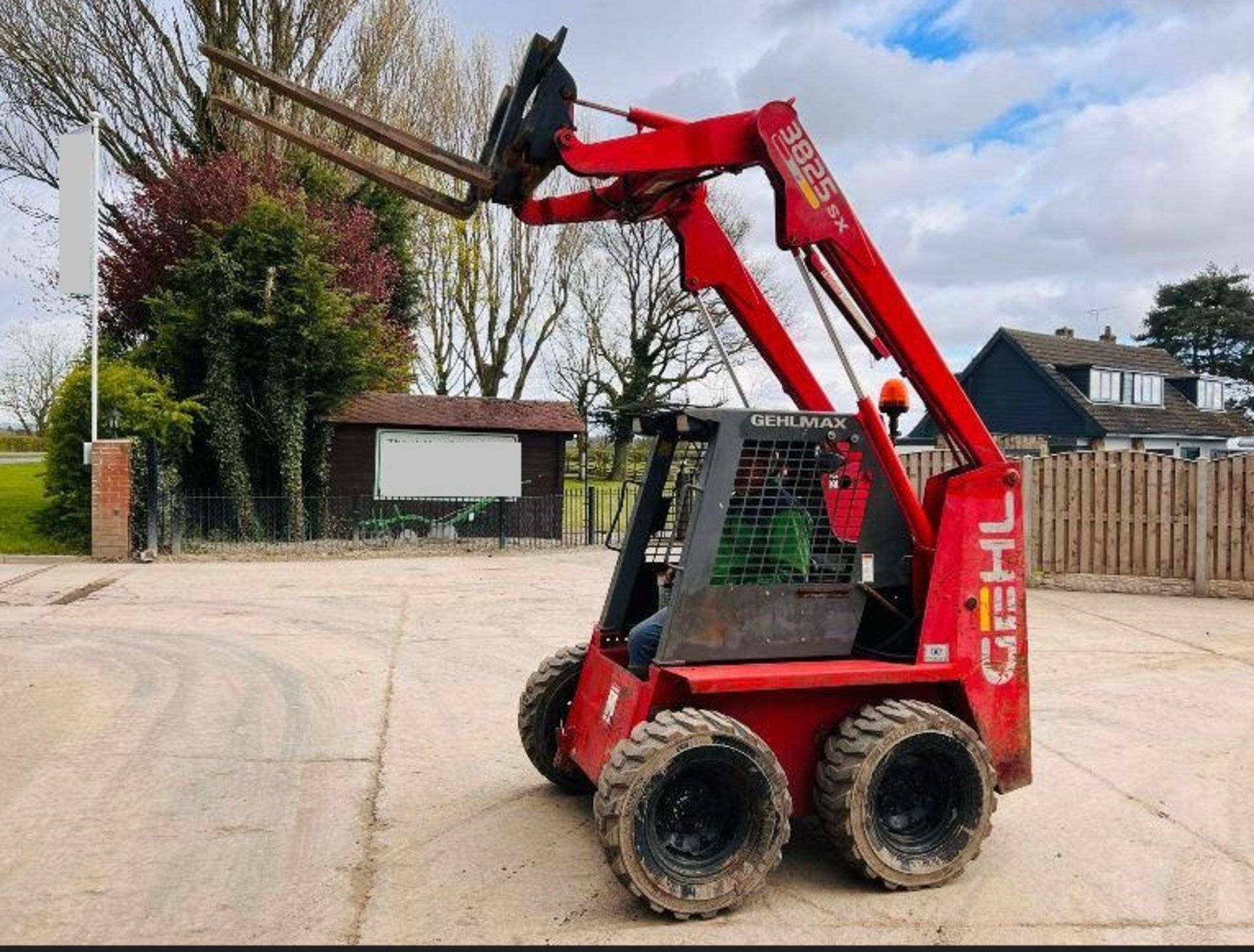 GEHL 3825SX 4WD SKIDSTEER C/W PALLET TINES & KUBOTA ENGINE