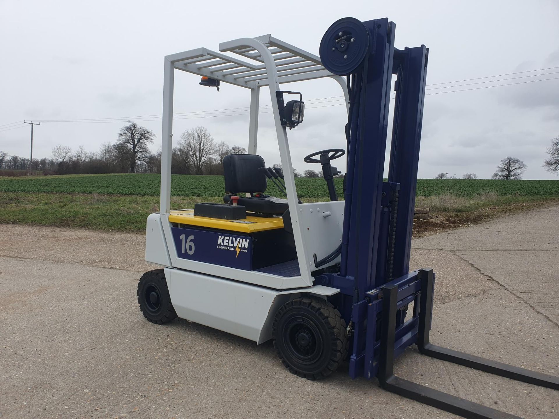 KOMATSU ELECTRIC FORKLIFT. FREE LIFT MAST. REFURBISHED. - Image 2 of 9