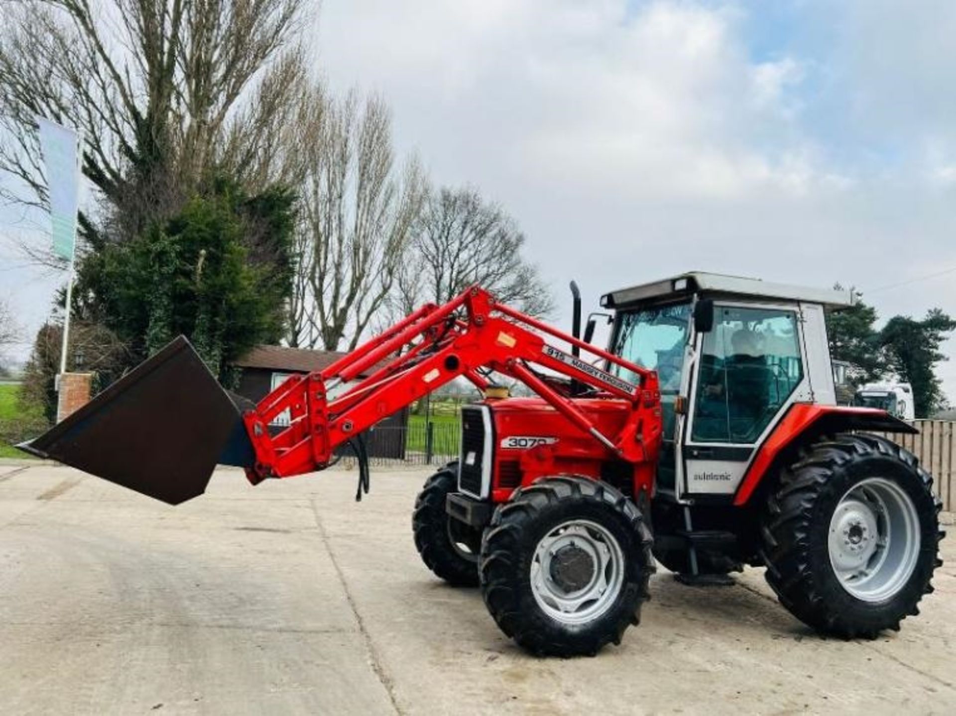 MASSEY FERGUSON 3070 4WD TRACTOR C/W MASSEY FERGUSON 915 FRONT LOADER & BUCKET. - Image 10 of 20