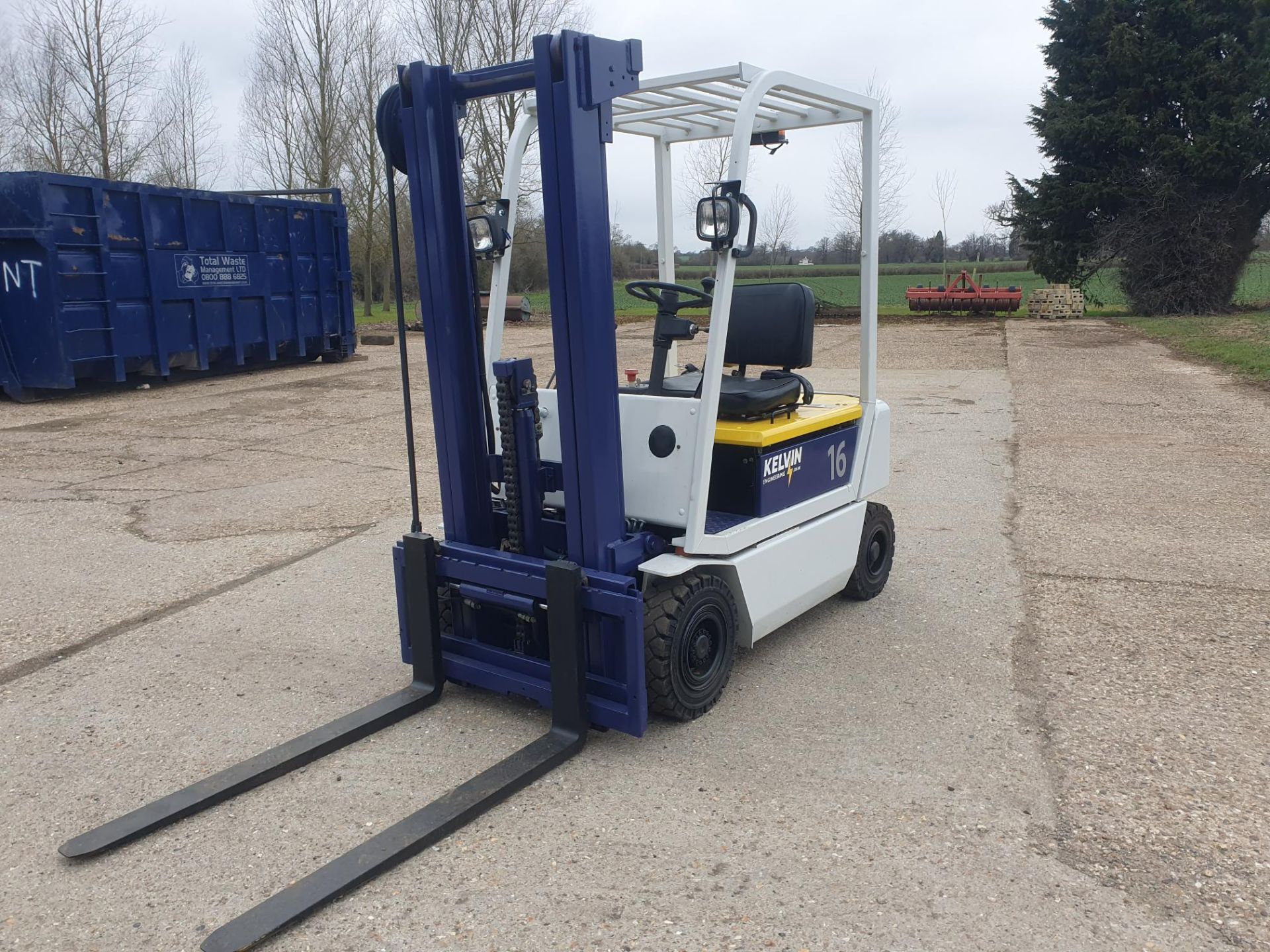 KOMATSU ELECTRIC FORKLIFT. FREE LIFT MAST. REFURBISHED. - Image 4 of 9