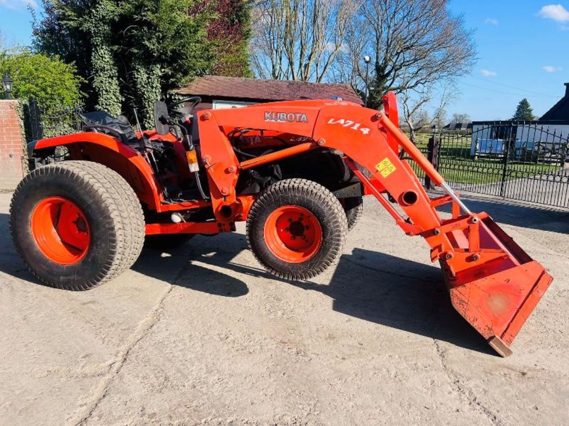 KUBOTA L4240 4WD TRACTOR *3899 HOURS* C/W FRONT LOADER AND BUCKET