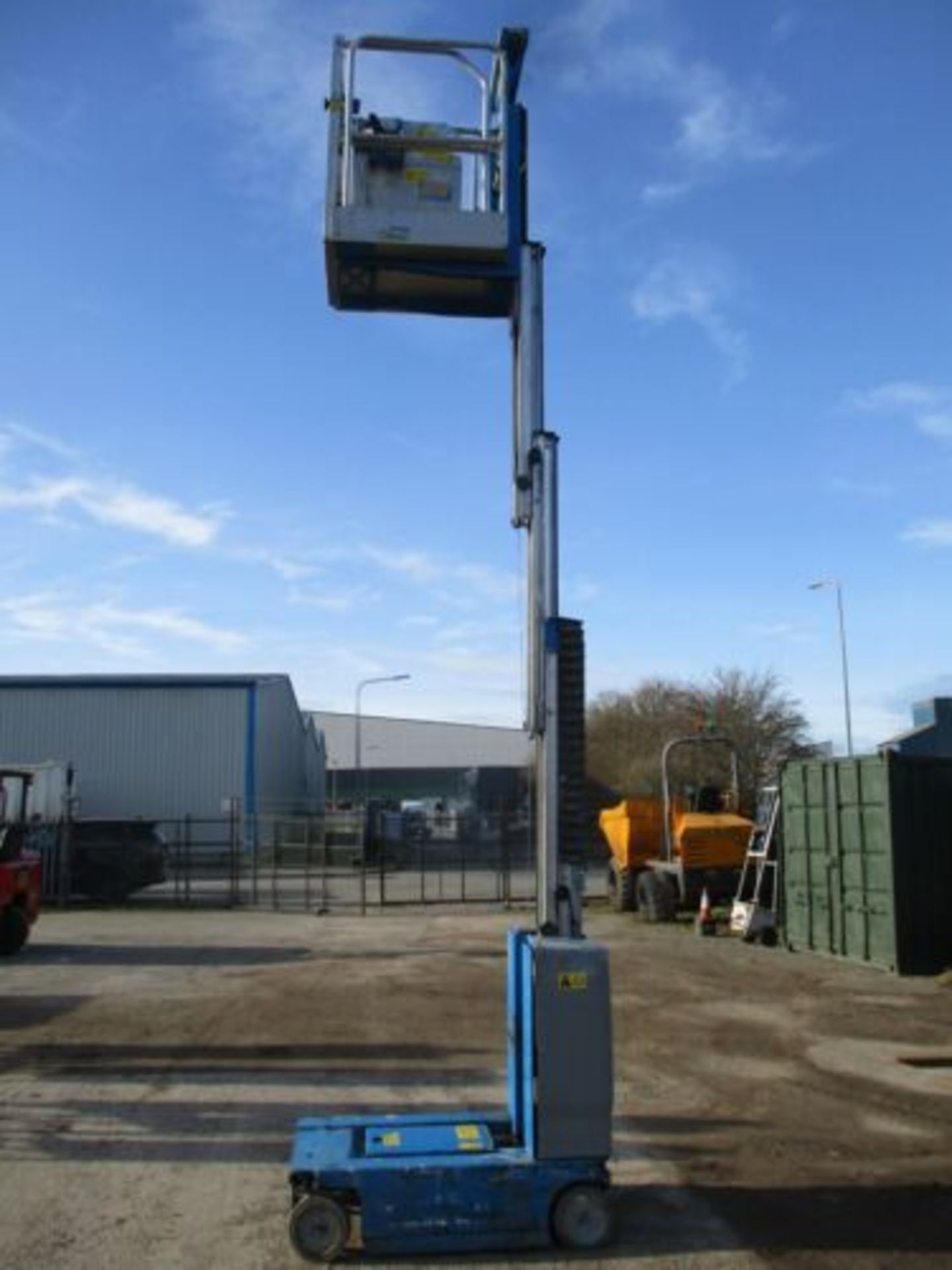 2010 GENIE GR15 SCISSOR LIFT ACCESS PLATFORM CHERRY PICKER SKYJACK MEWP - Image 10 of 11