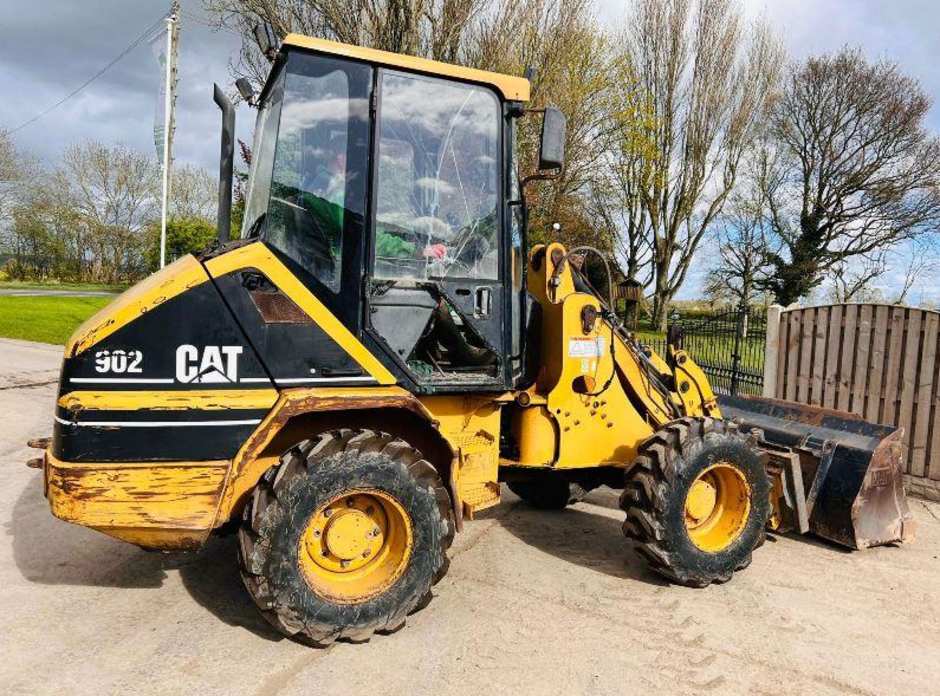 CATERPILLAR 902 4WD LOADING SHOVEL C/W BUCKET AND TINES - Image 2 of 16