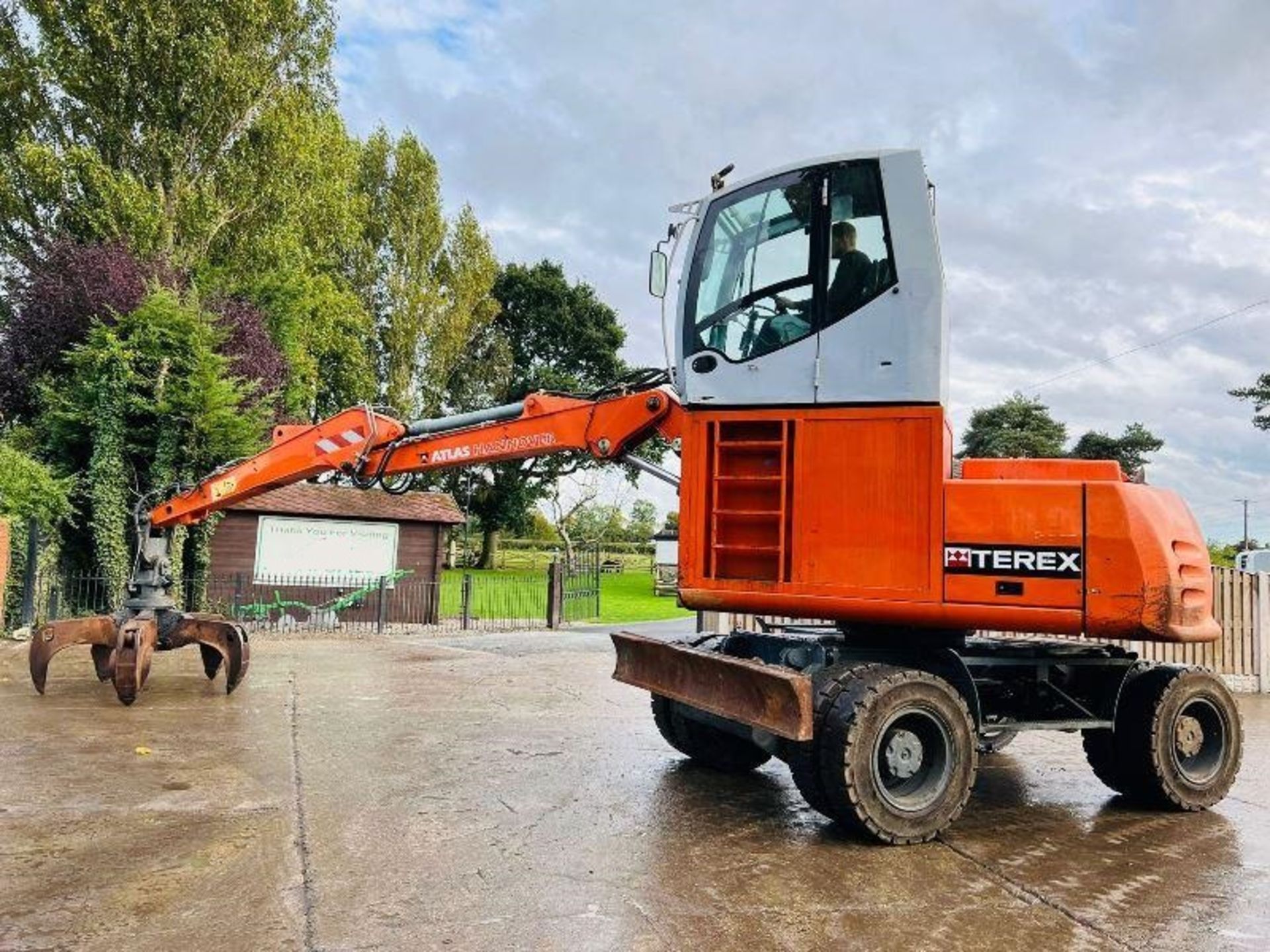 TEREX TW130 HIGH RISED CABIN SCRAP HANDLER *YEAR 2008* C/W 5 TINE GRAB - Image 4 of 14