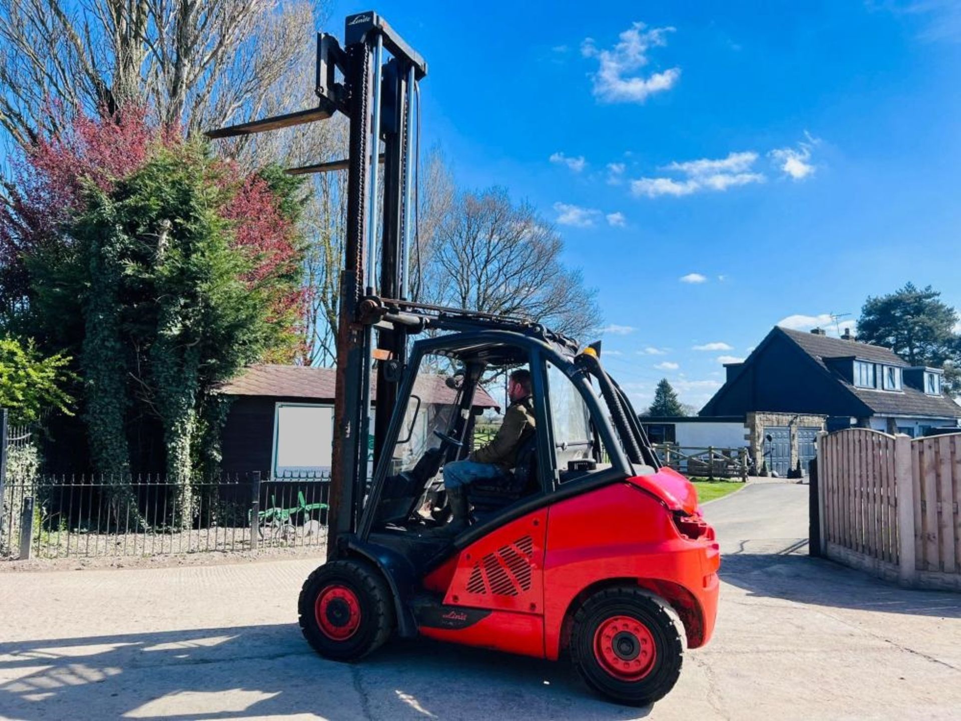 LINDE H40D-02 DIESEL FORKLIFT * YEAR 2016 * C/W PALLET TINES - Image 6 of 17