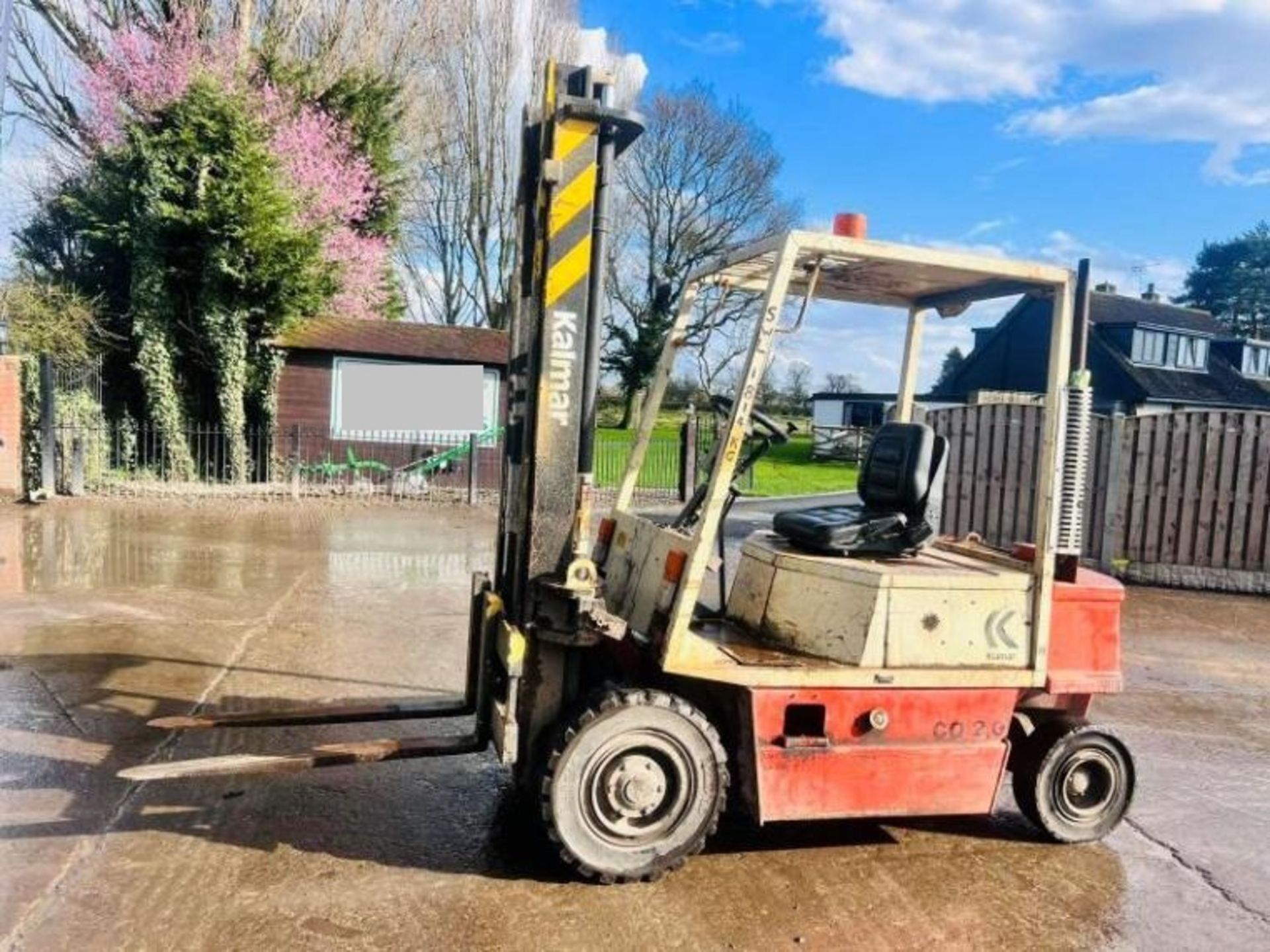 KALMAR CQ2.0 DIESEL FORKLIFT C/W PALLET TINES - Image 5 of 17