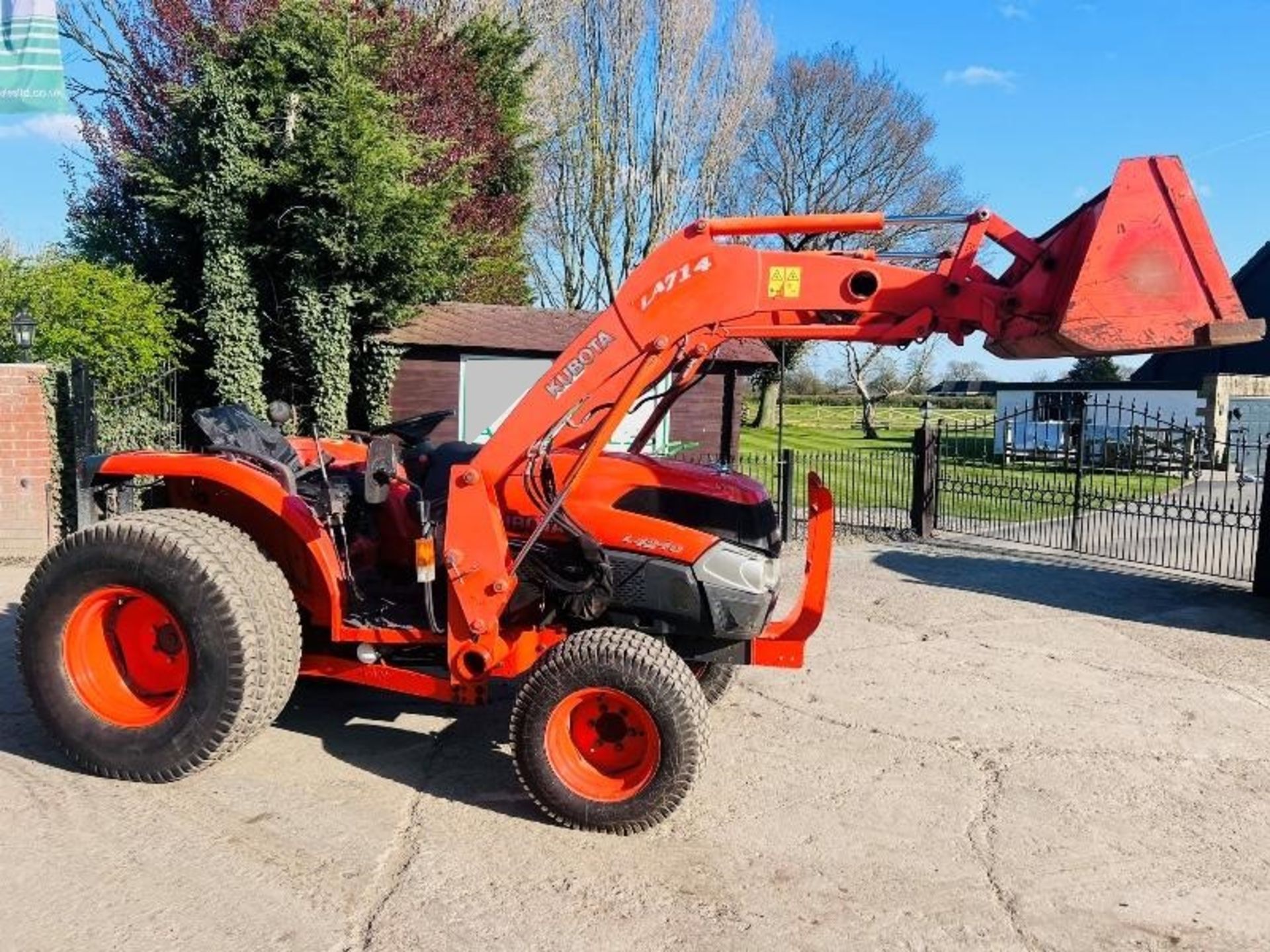 KUBOTA L4240 4WD TRACTOR *3899 HOURS* C/W FRONT LOADER AND BUCKET - Image 12 of 25