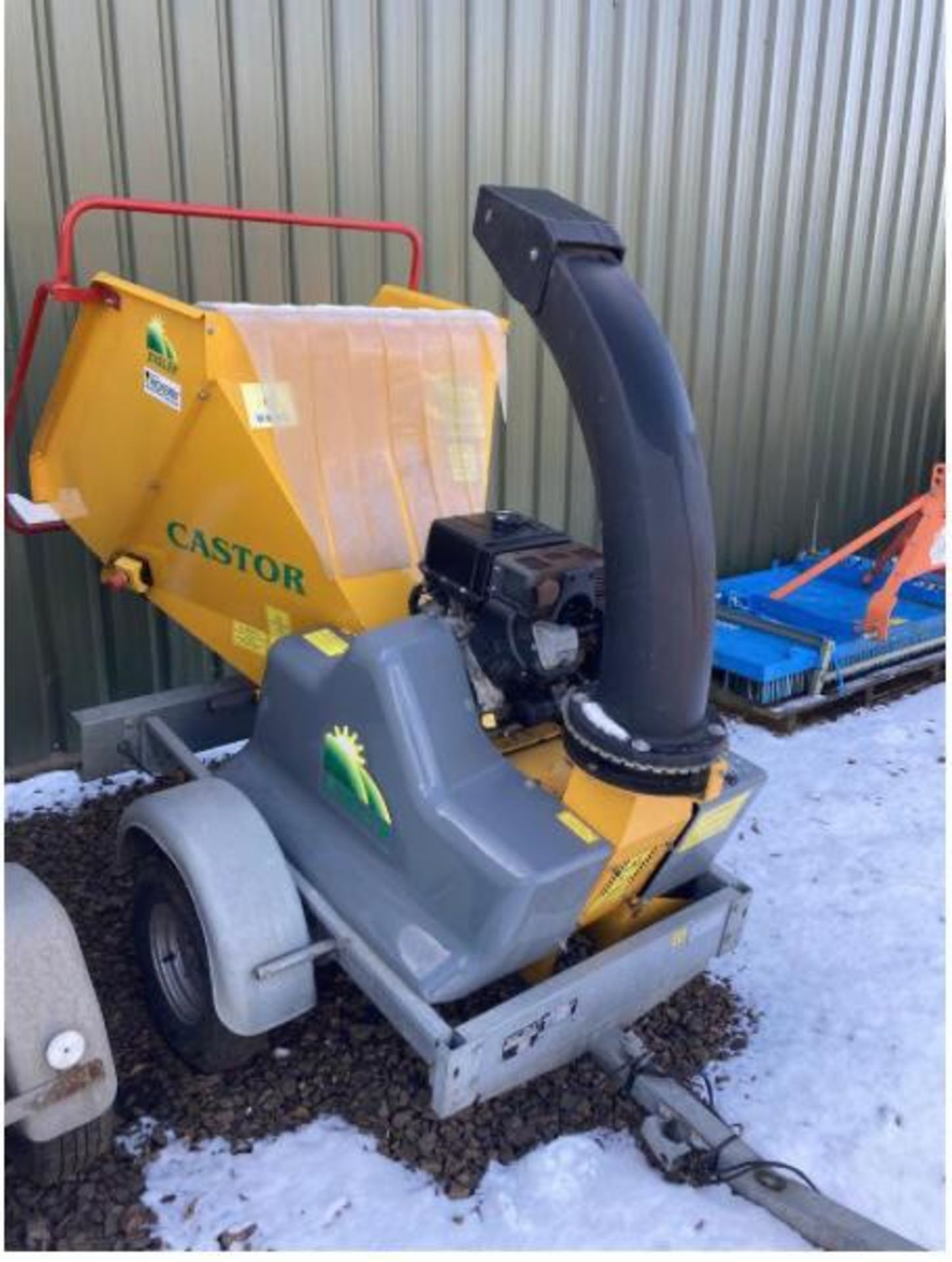 SAELEN DIESEL CHIPPER - TOW BEHIND - STARTS, RUNS & CHIPS