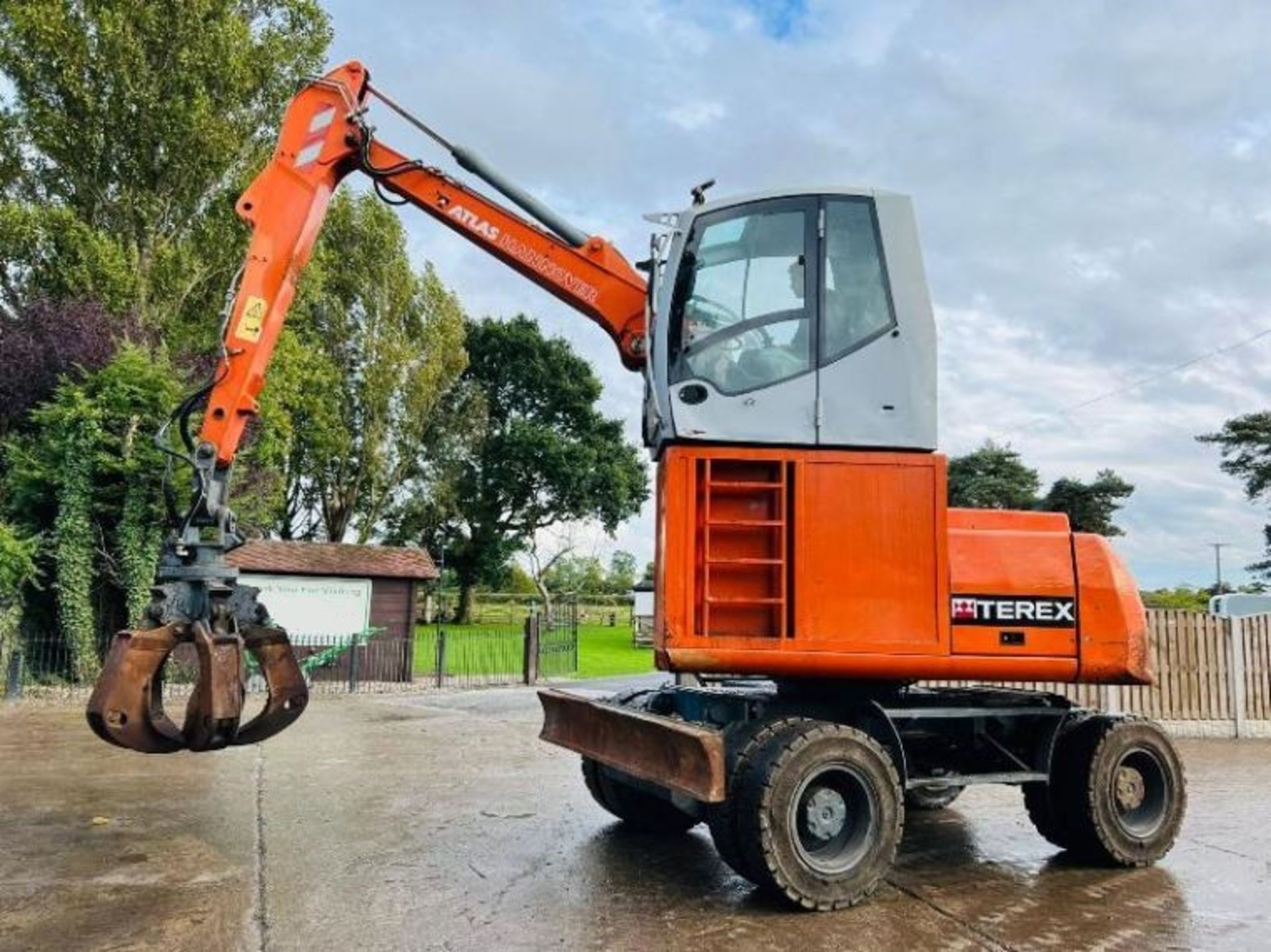 TEREX TW130 HIGH RISED CABIN SCRAP HANDLER *YEAR 2008* C/W 5 TINE GRAB - Image 2 of 14