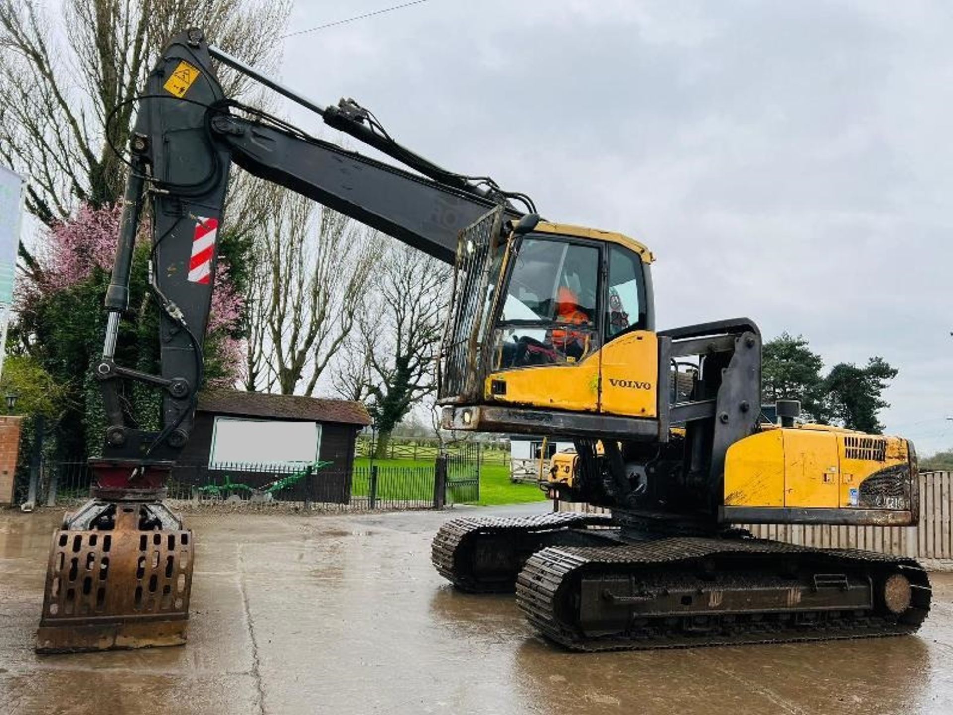 VOLVO EC210L HIGH RISE CABIN EXCAVATOR *YEAR 2008* C/W SELECTOR GRAB - Image 3 of 18