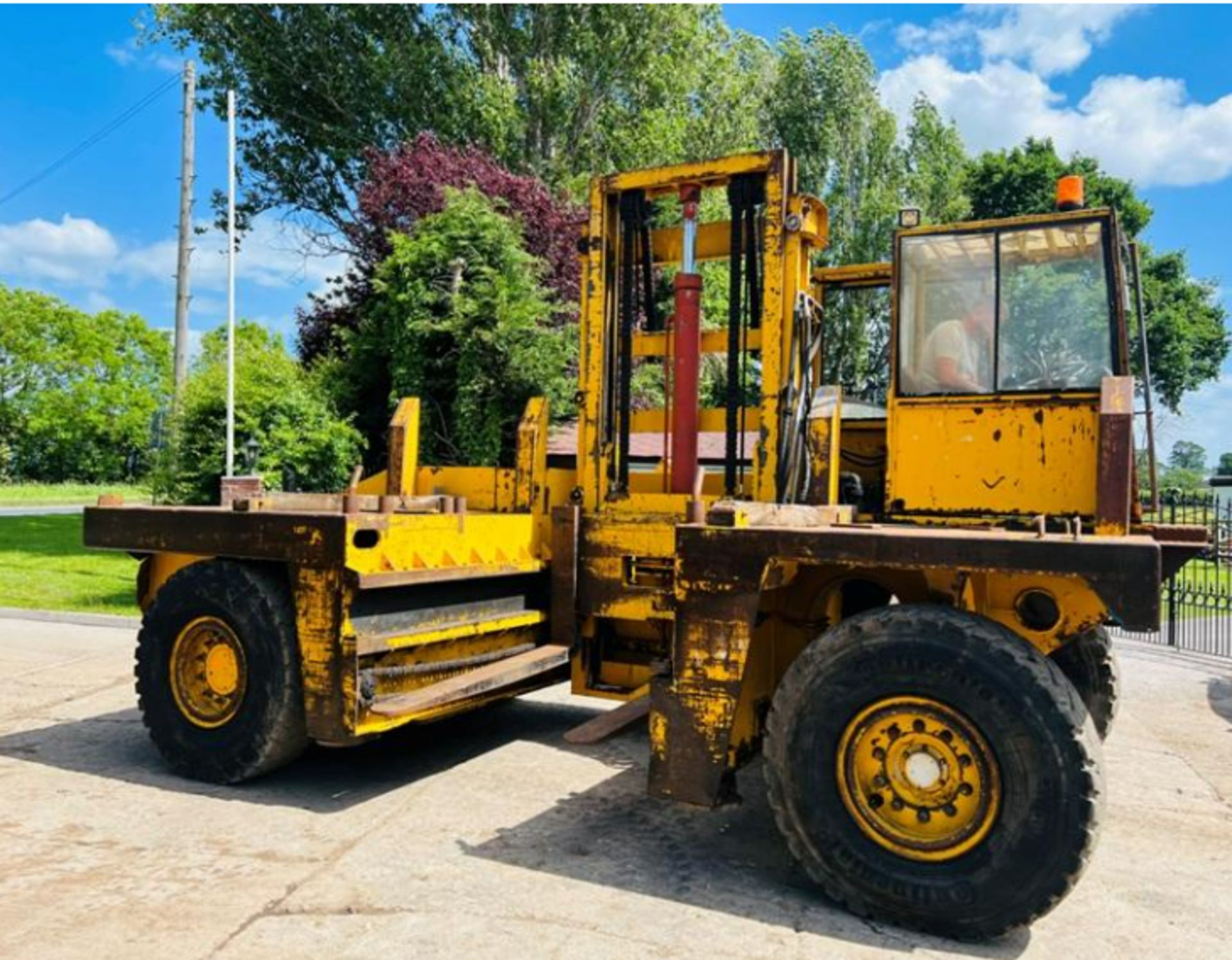 SSP SIDE LOAD DIESEL FORKLIFT C/W 2 X HYDRAULIC SUPPORT LEGS - Image 10 of 17