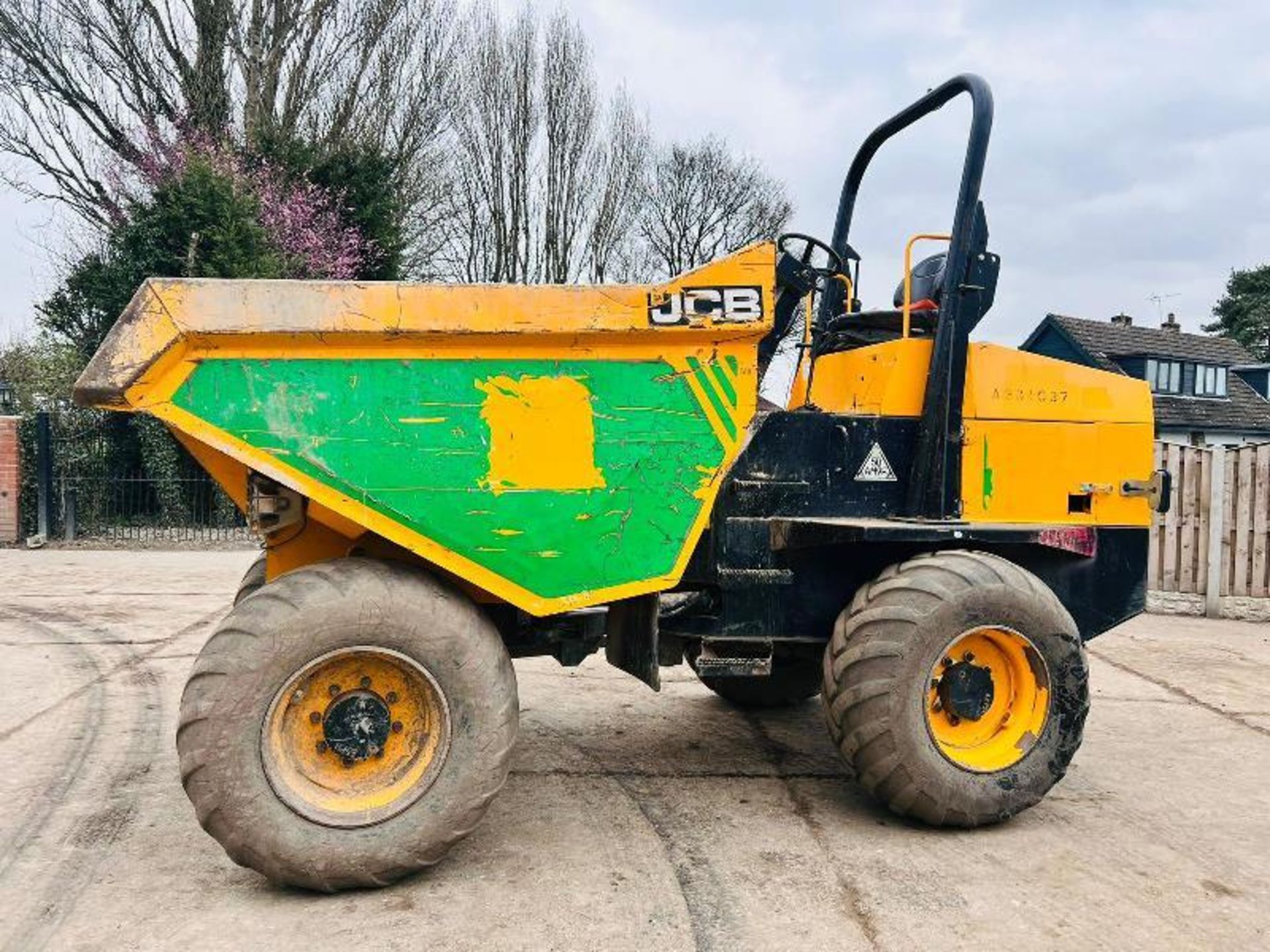 JCB 9TFT POWERSHUTTLE 4WD DUMPER * YEAR 2015 , 2909 HOURS * C/W ROLE BAR - Image 7 of 14