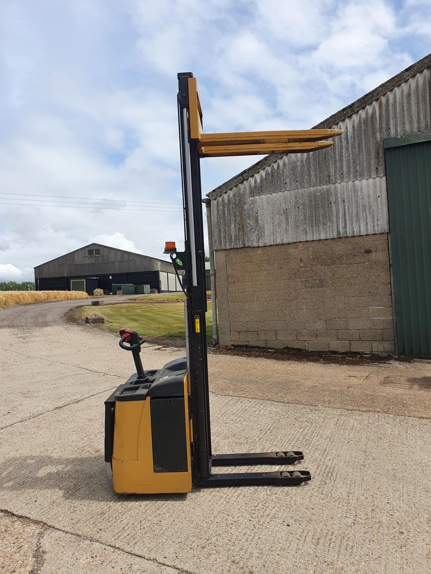 CATERPILLER ELECTRIC STACKER TRUCK